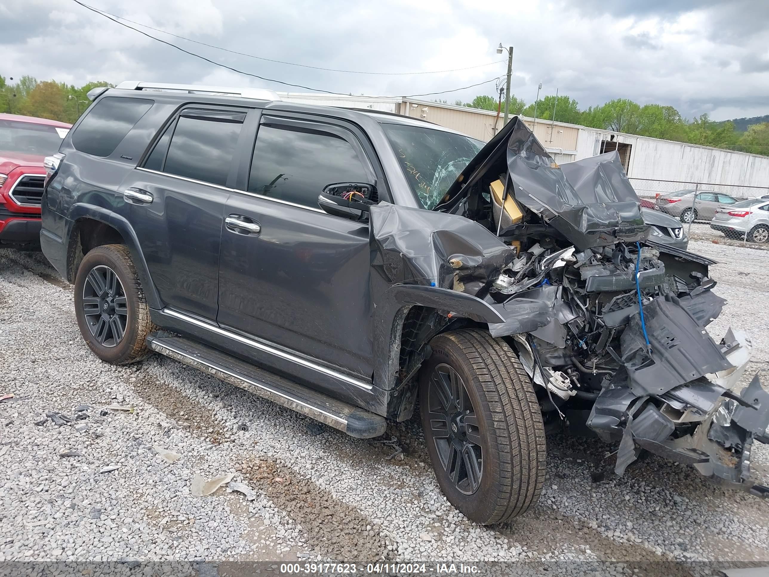 2019 Toyota 4Runner TRD Off Road Premium, VIN JTEBU5JR4K5717445 — Front end