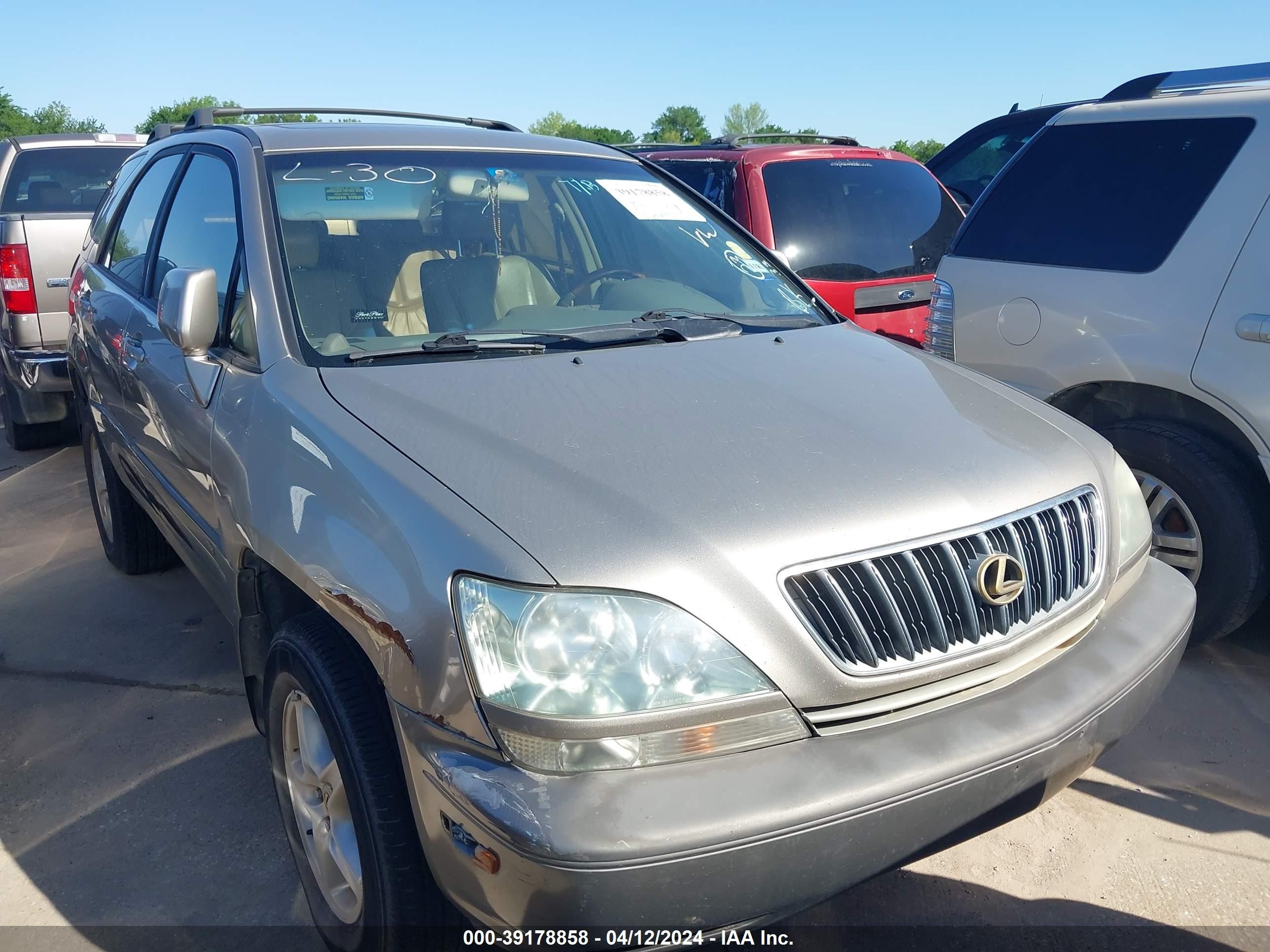 2001 Lexus RX 300, VIN JTJGF10U310116913 — Front end