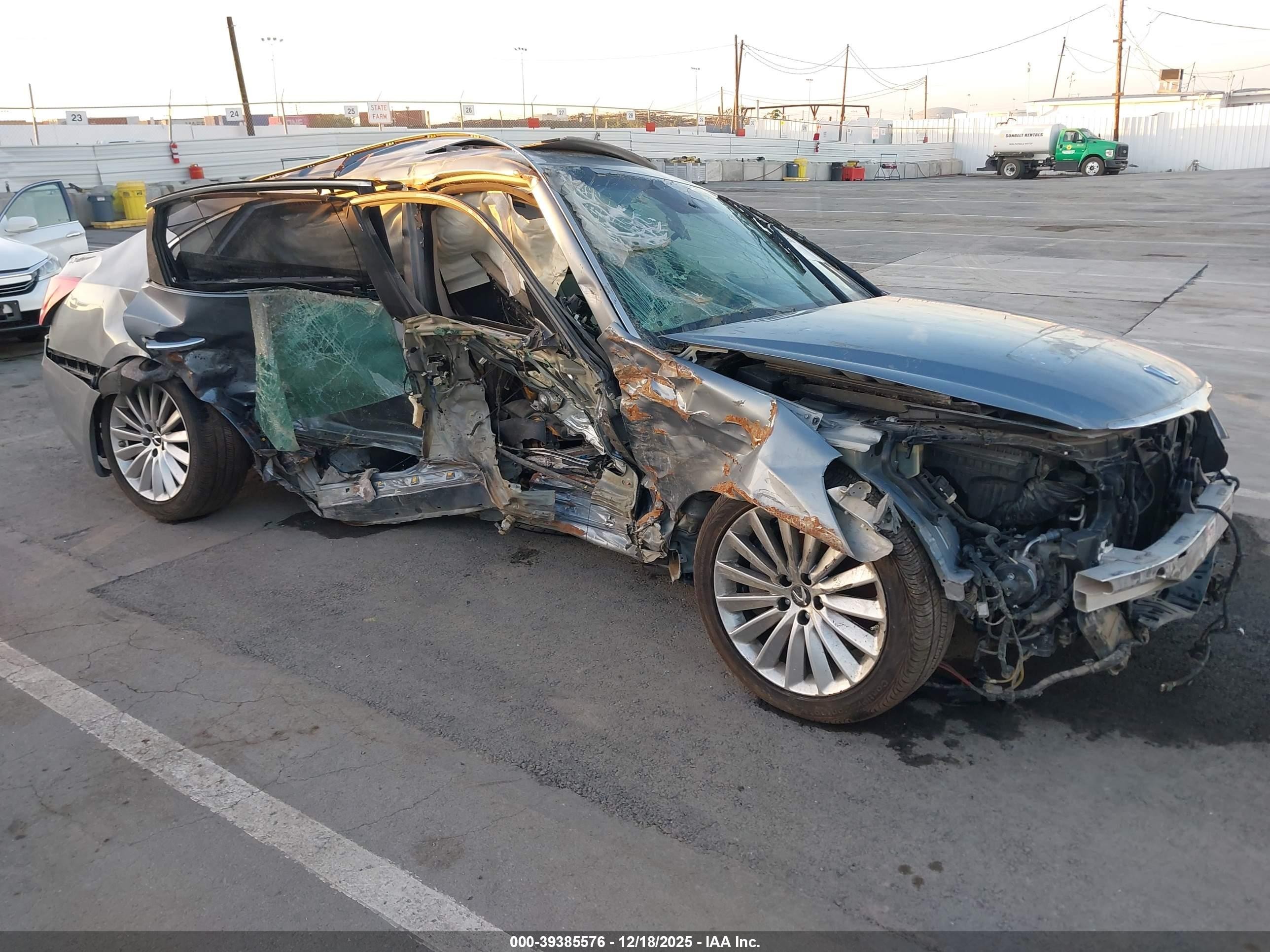 2016 Hyundai Equus Signature, VIN KMHGH4JH4GU102449 — Side