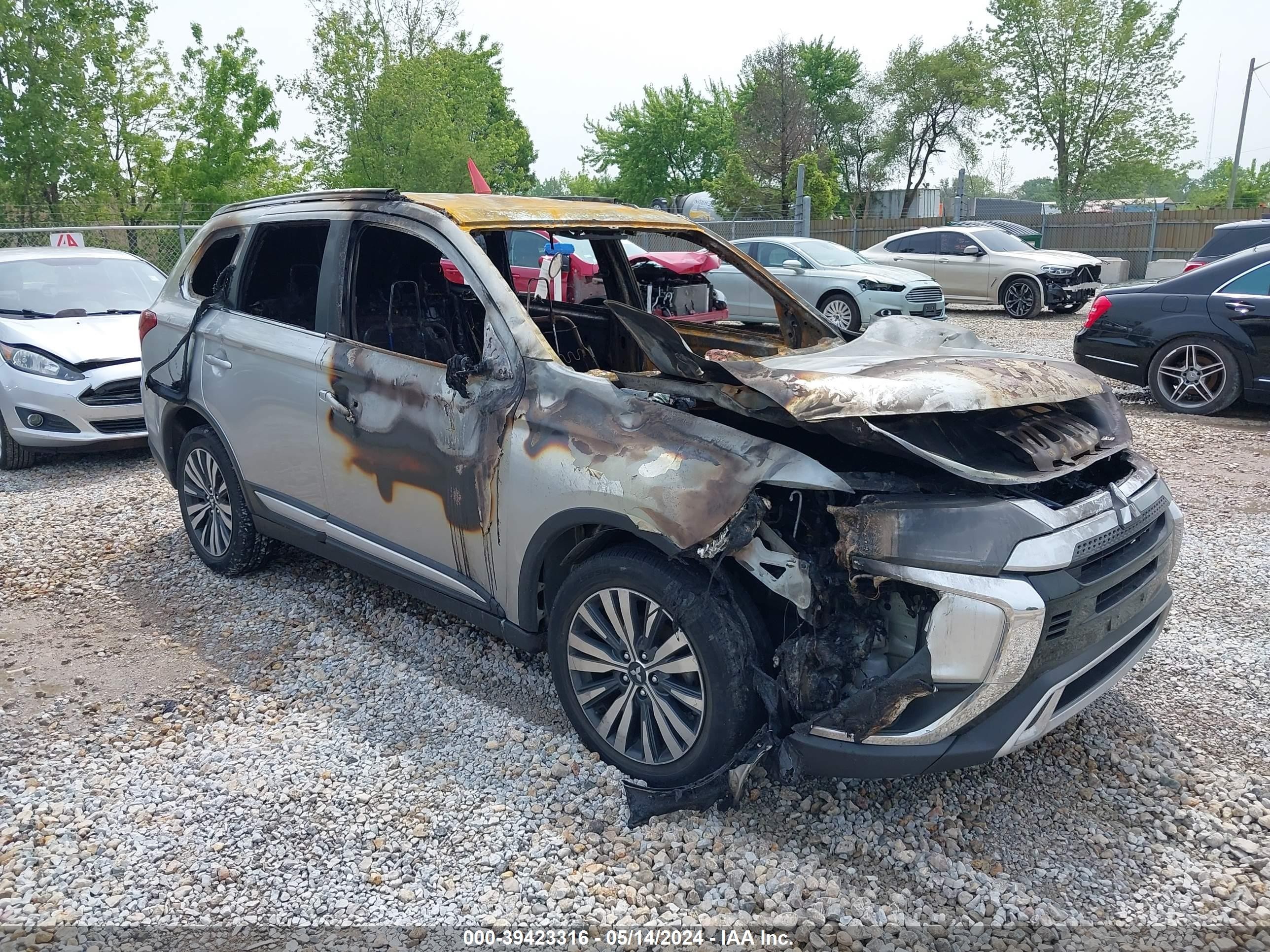 2020 Mitsubishi Outlander ES, VIN JA4AZ3A32LZ026923 — Engine fire