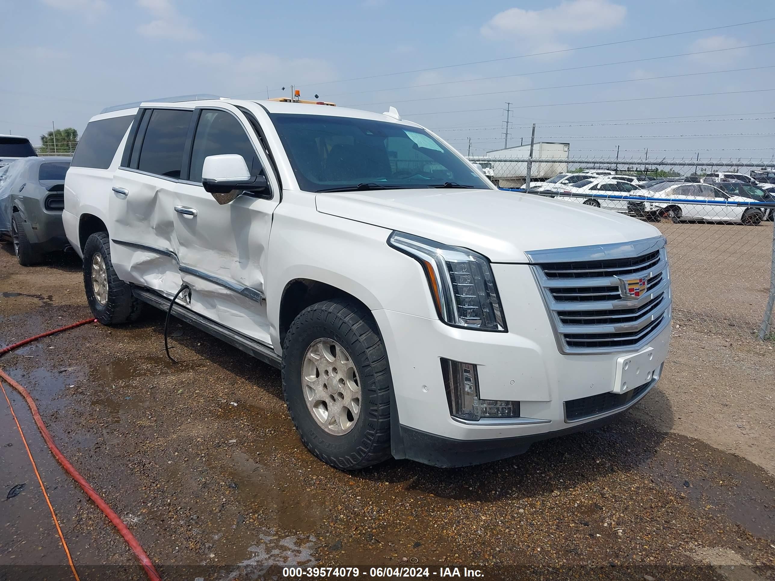 2017 Cadillac Escalade ESV Platinum, VIN 1GYS4KKJ1HR242621 — Бок