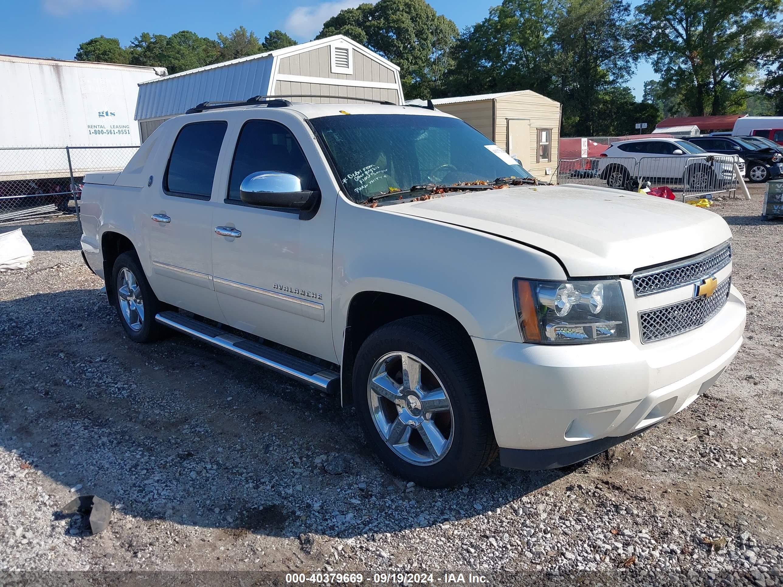 2013 Chevrolet Avalanche LTZ, VIN 3GNTKGE73DG377940 — Rear end