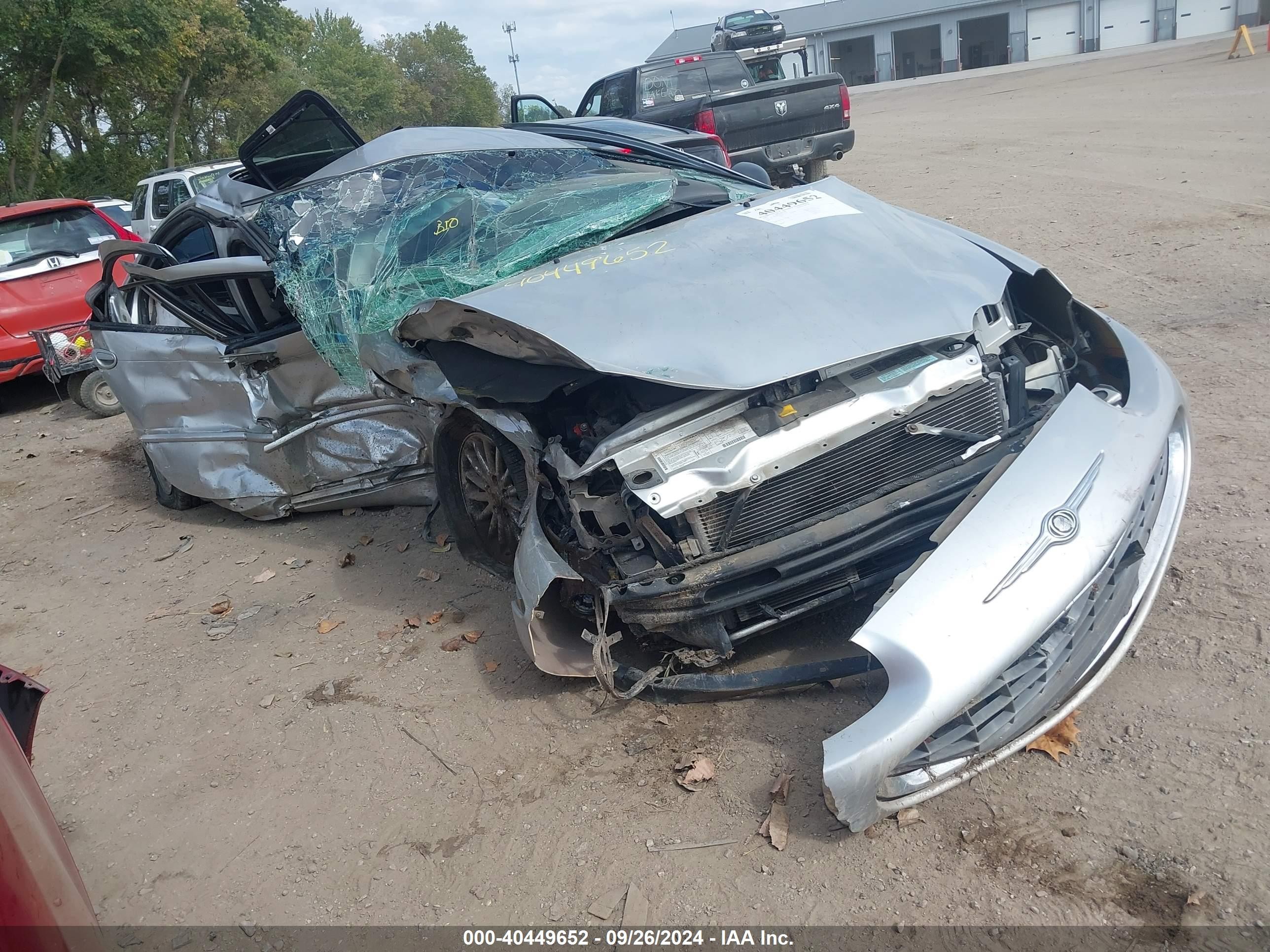 2001 Chrysler Concorde LXi, VIN 2C3AD36J31H655779 — Side