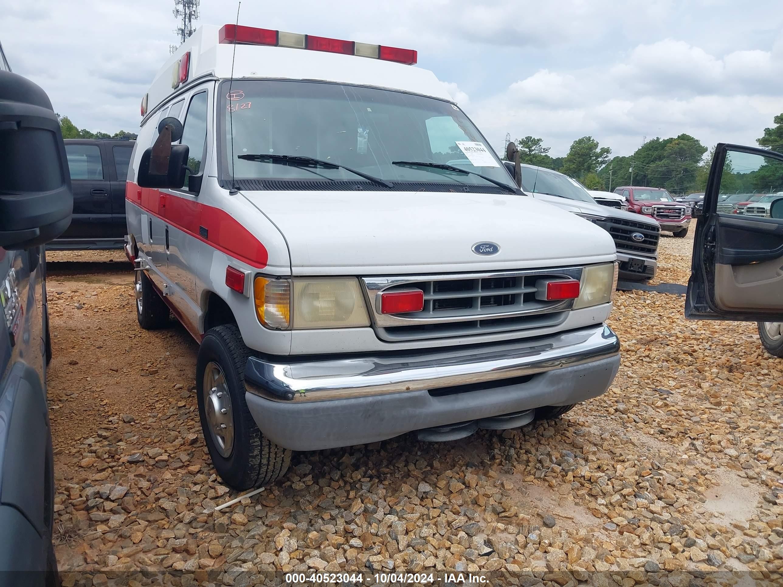 2002 Ford E-350, VIN 1FDSS34F92HA66162 — Front end