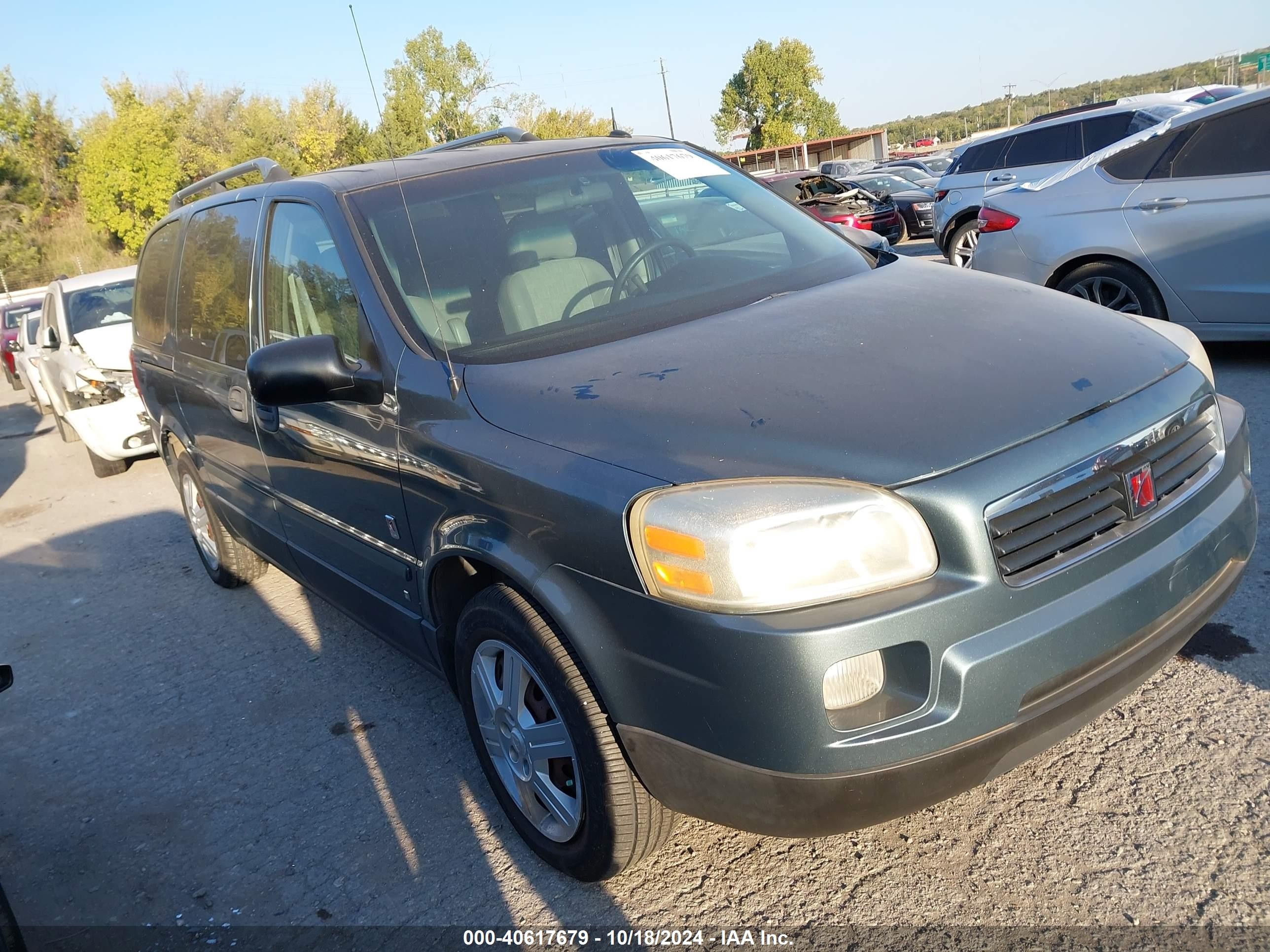 2006 Saturn Relay 2 FWD, VIN 5GZDV03L46D177577 — Front end