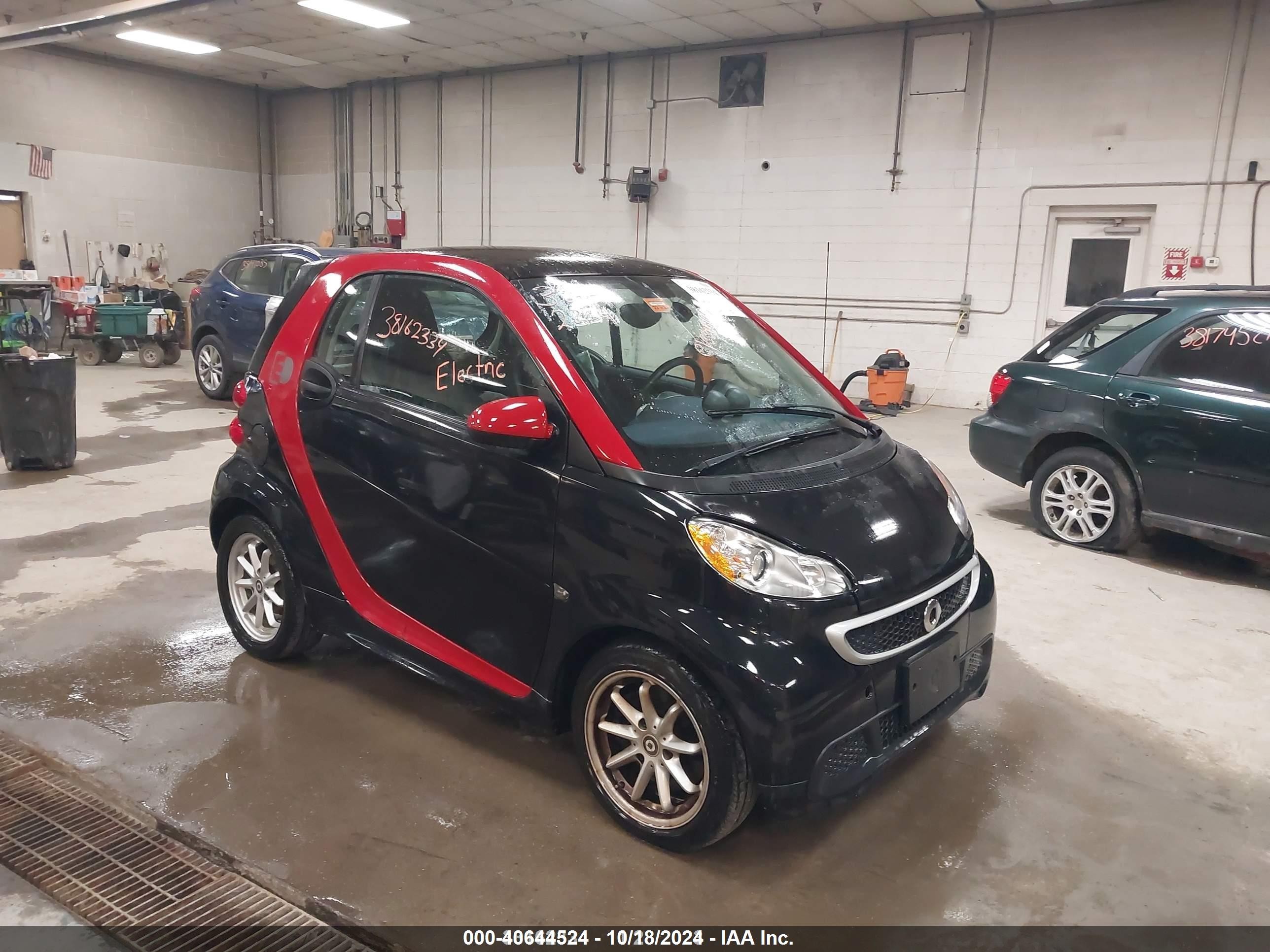 2015 Smart fortwo Passion, VIN WMEEJ9AAXFK824424 — Side