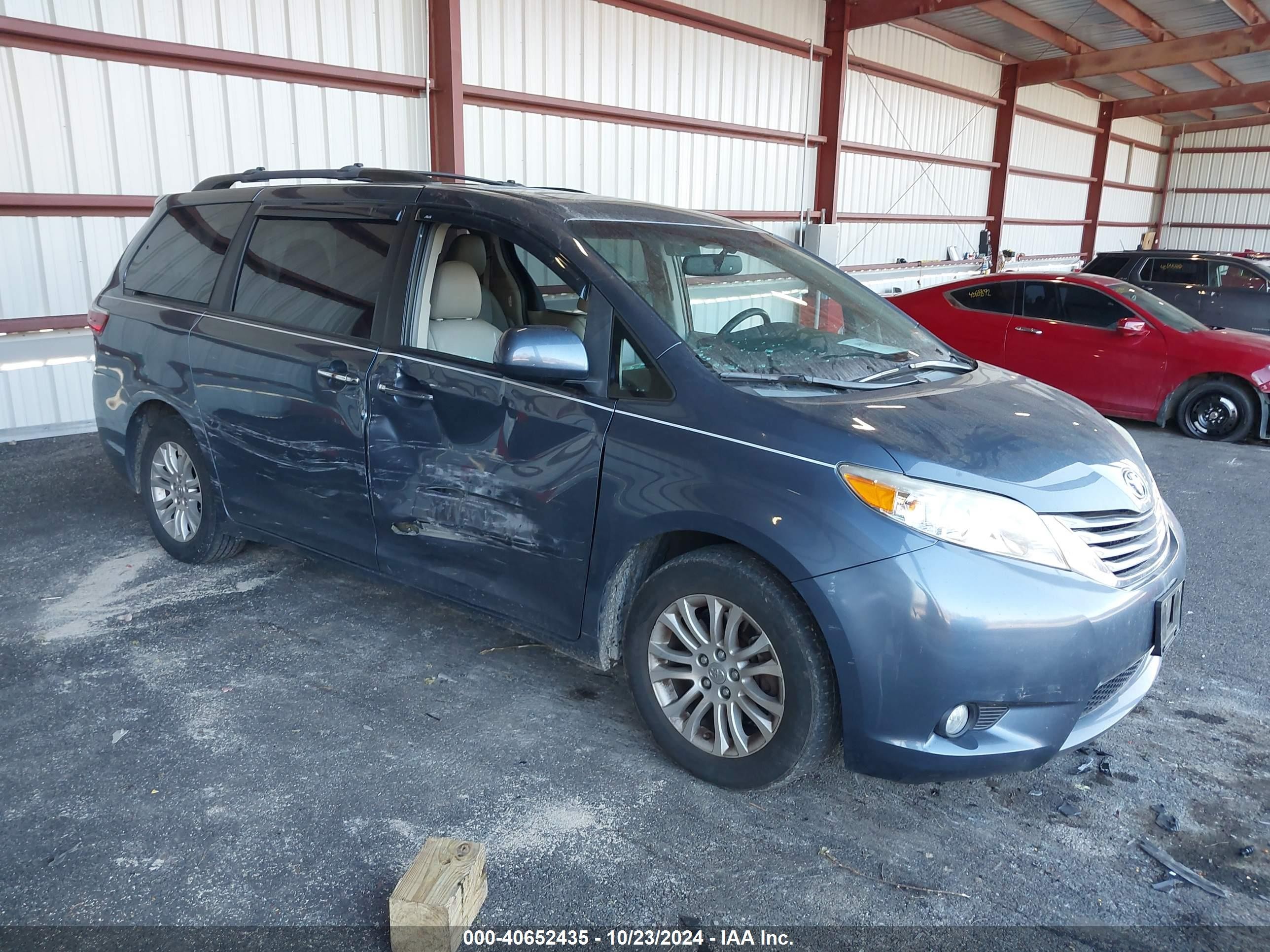 2015 Toyota Sienna XLE Premium, VIN 5TDYK3DC9FS654326 — Side