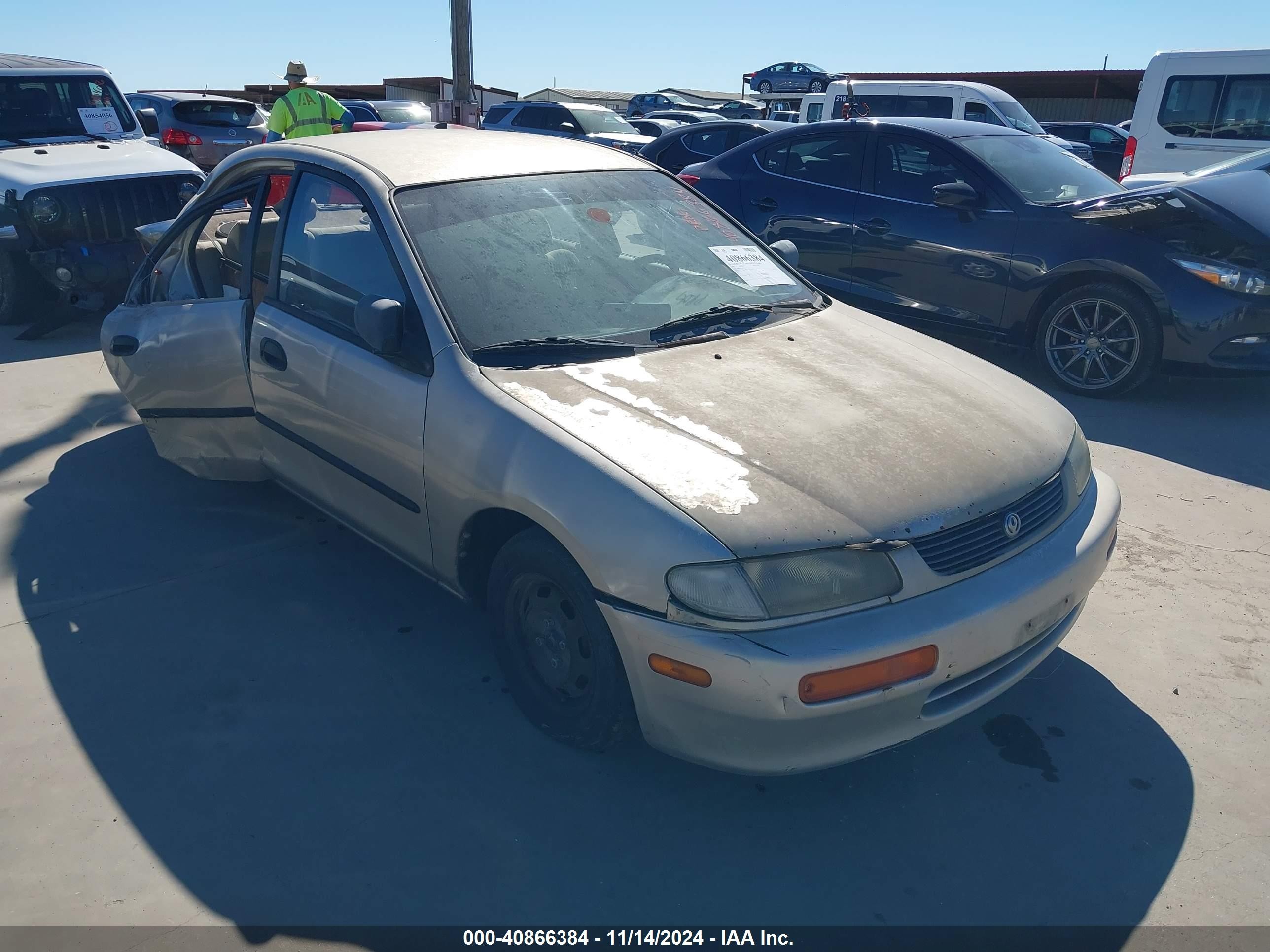 1995 Mazda Protege, VIN JM1BA1415S0175667 — Зад