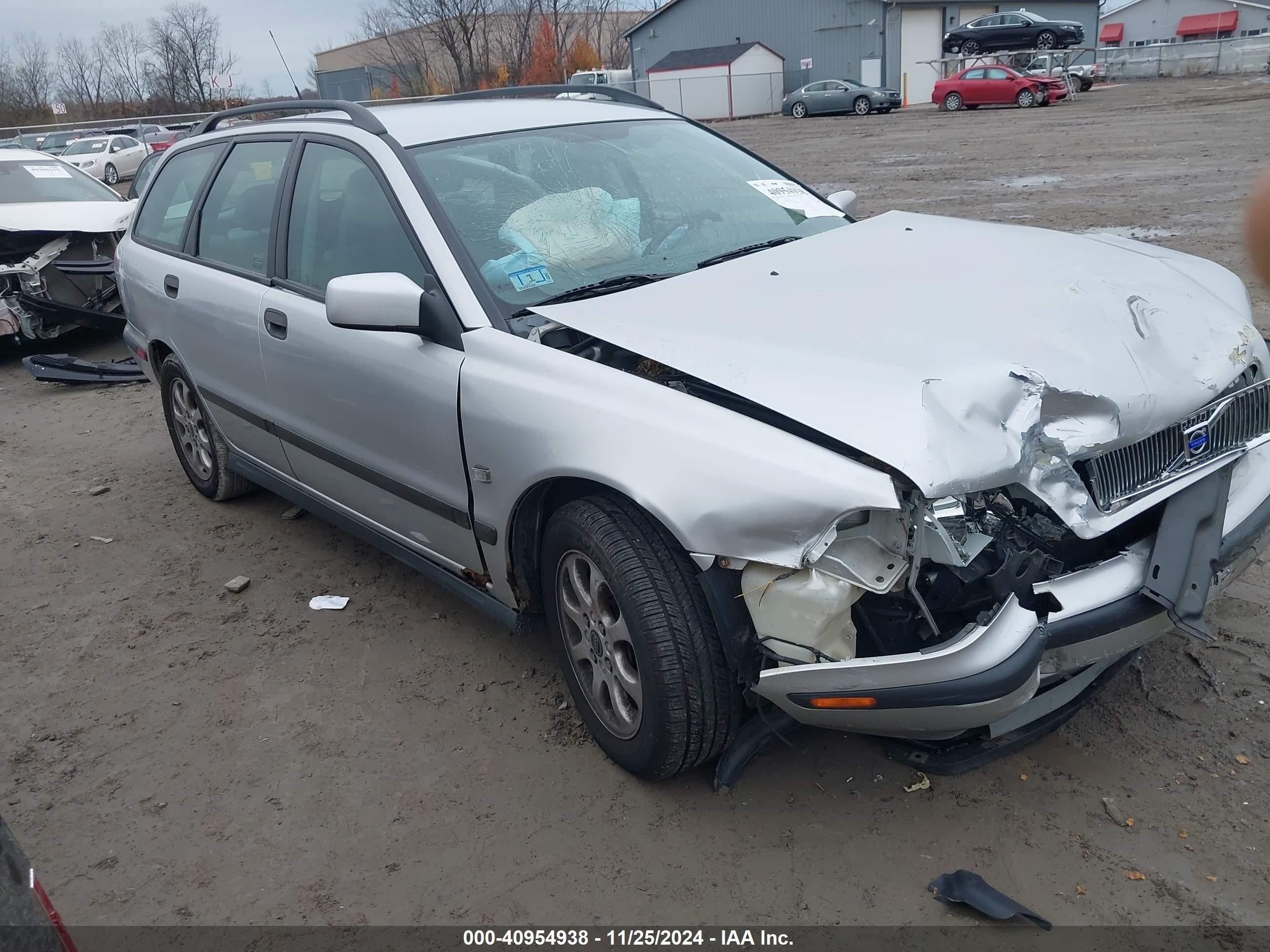 2000 Volvo V40, VIN YV1VW2554YF430377 — Перед