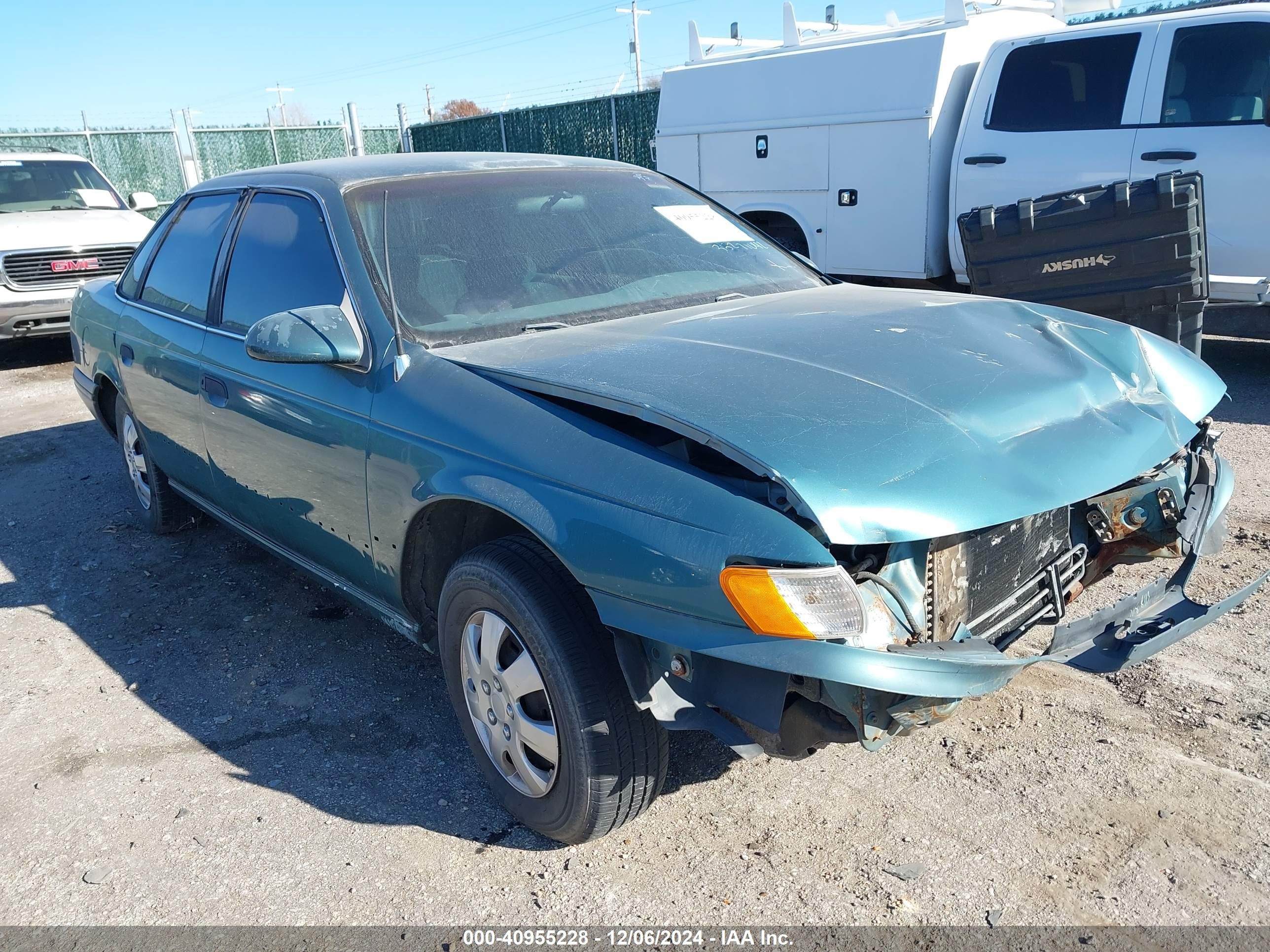 1992 Ford Taurus, VIN 1FACP50U7NG283199 — Front end