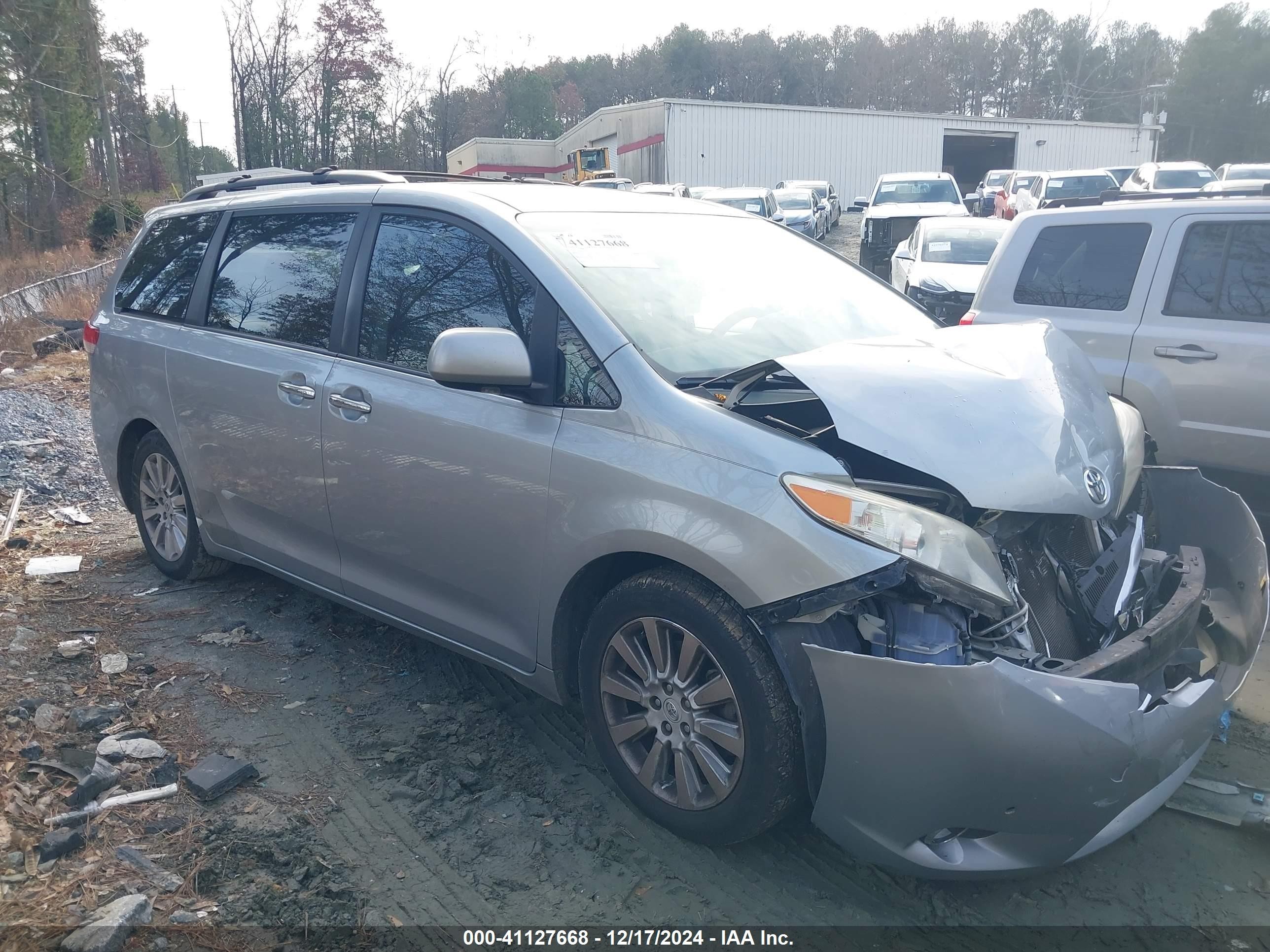2011 Toyota Sienna XLE AAS, VIN 5TDYK3DC0BS128189 — Front end