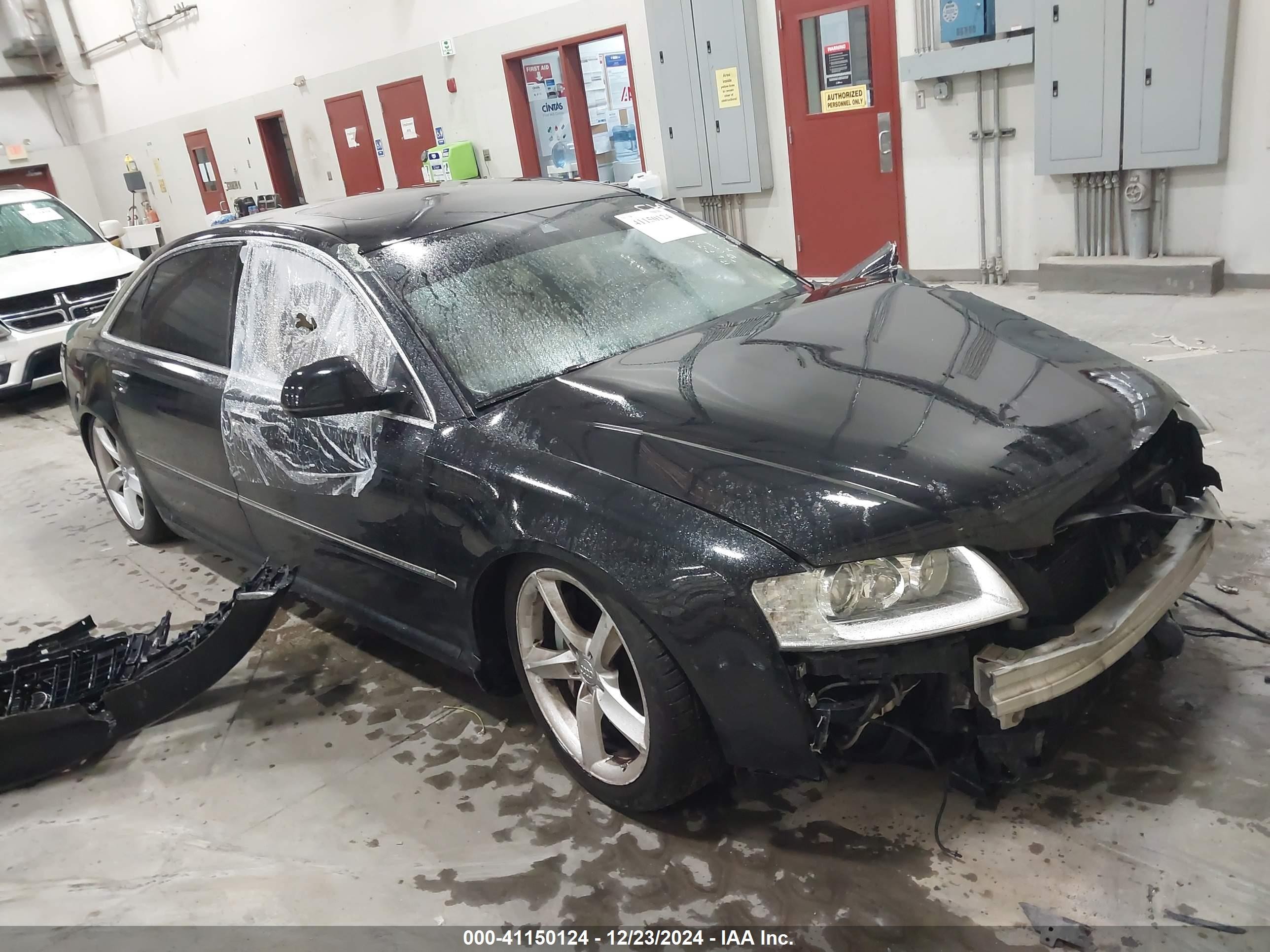 2010 Audi A8, VIN WAURVAFA6AN008913 — Перед