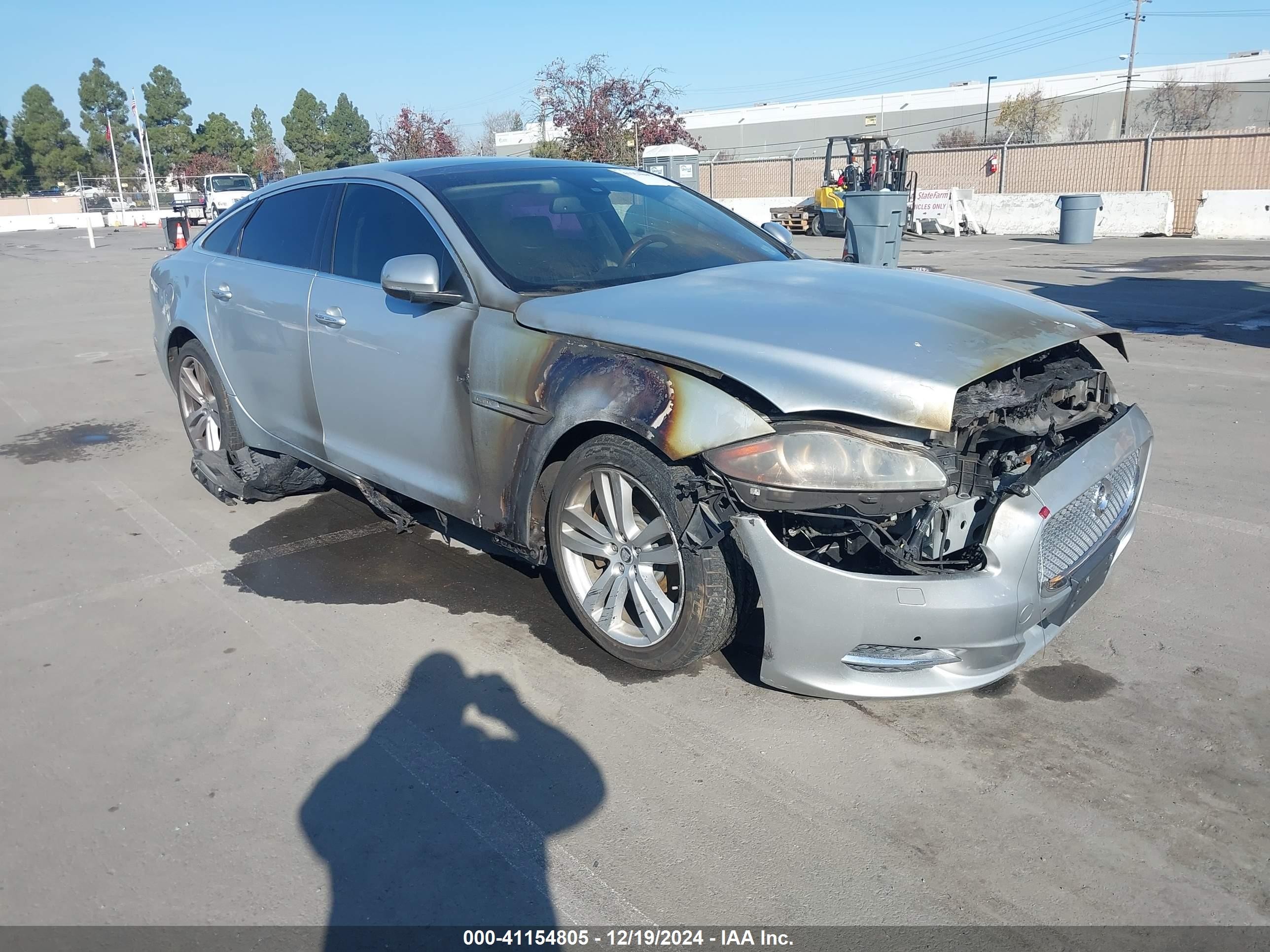 2011 Jaguar XJ XJL, VIN SAJWA2GB5BLV14939 — Пожар в моторном отсеке