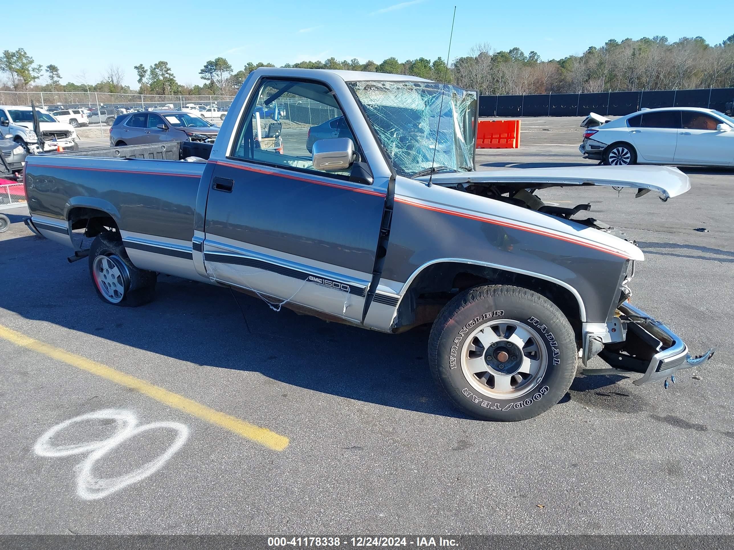 1992 GMC Sierra 1500, VIN 1GTDC14K9NE528995 — Front end