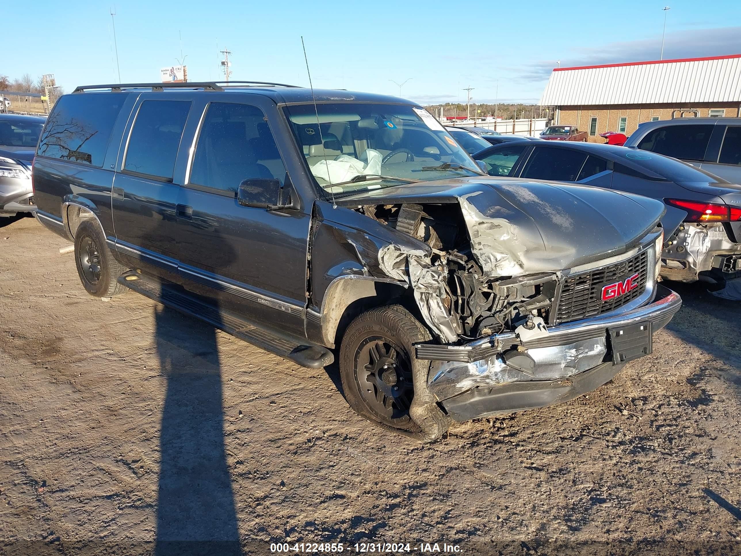 1999 GMC Suburban, VIN 3GKEC16R6XG538477 — Front end