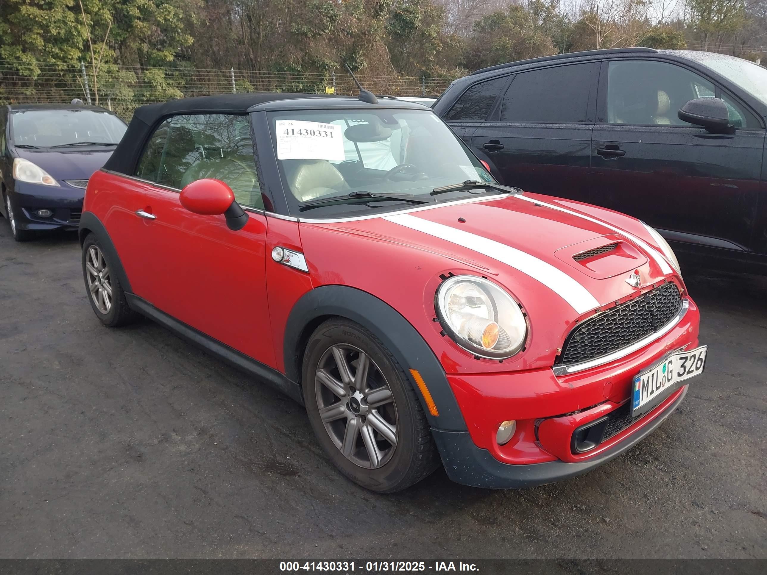 2012 MINI Convertible S, VIN WMWZP3C5XCT249627 — Перед
