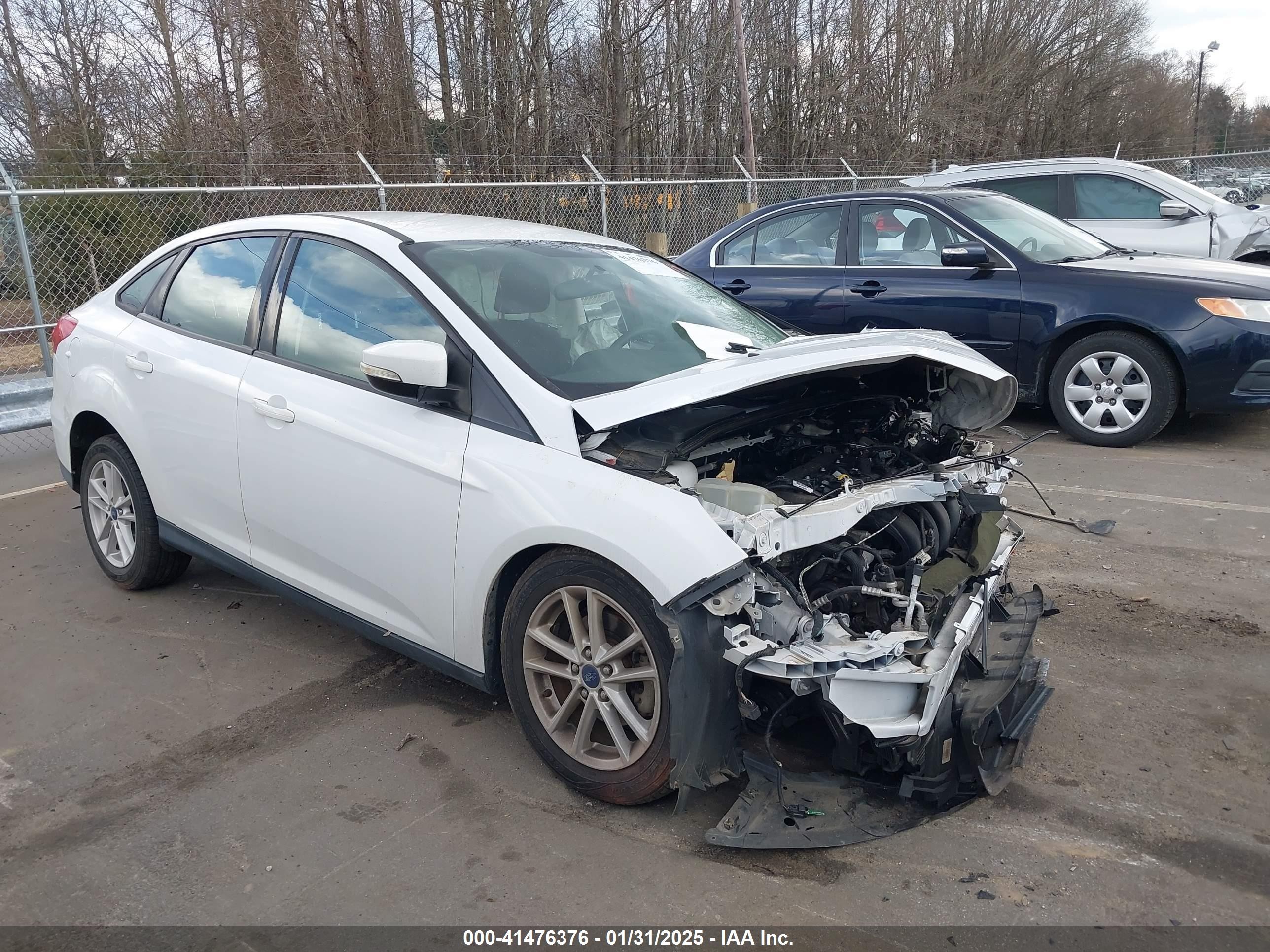 2016 Ford Focus SE, VIN 1FADP3F24GL381714 — Front end