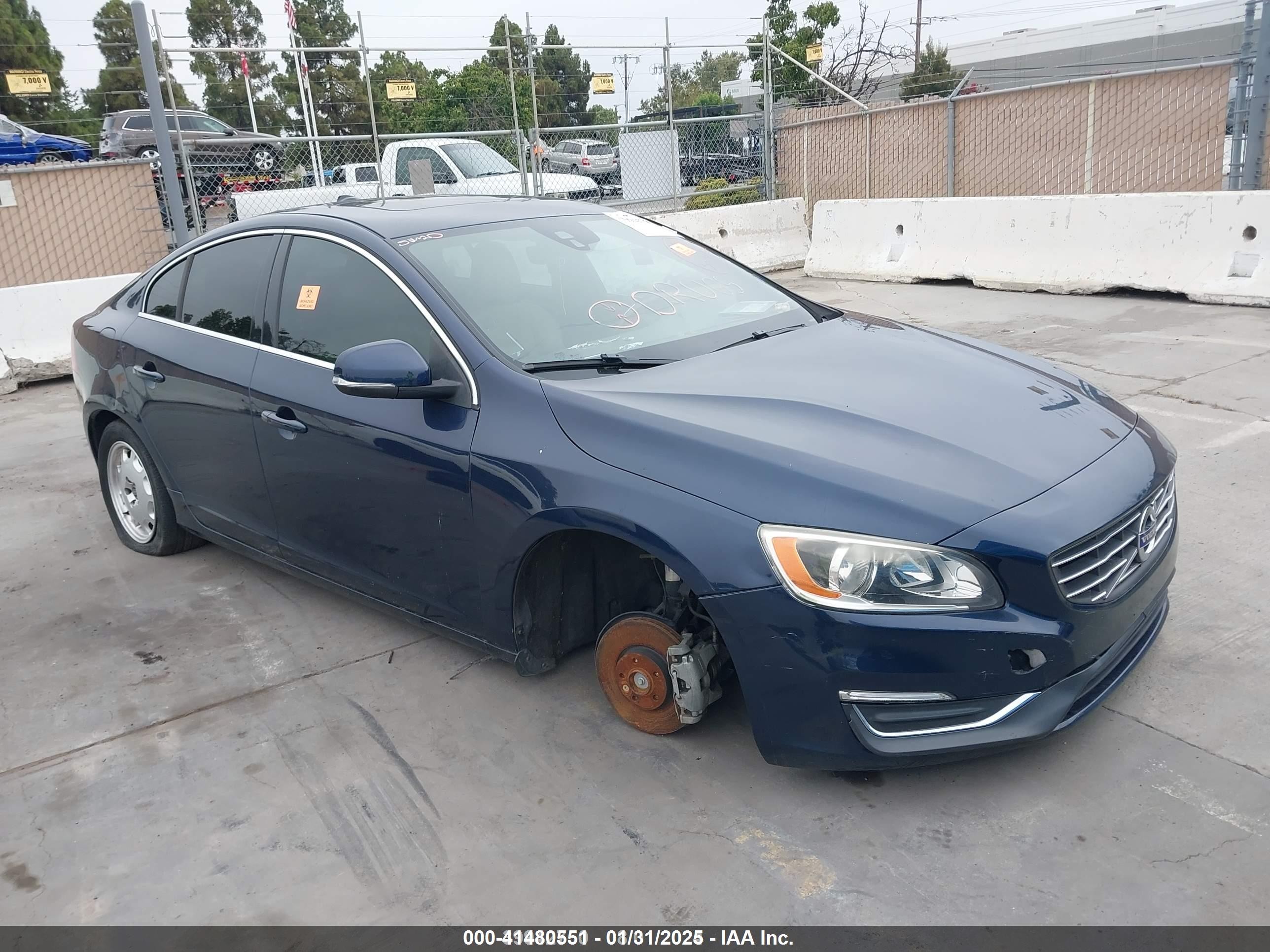 2015 Volvo S60 T5 Drive-E Premier, VIN YV126MFK0F2334740 — Фото с аукциона 1 of 10