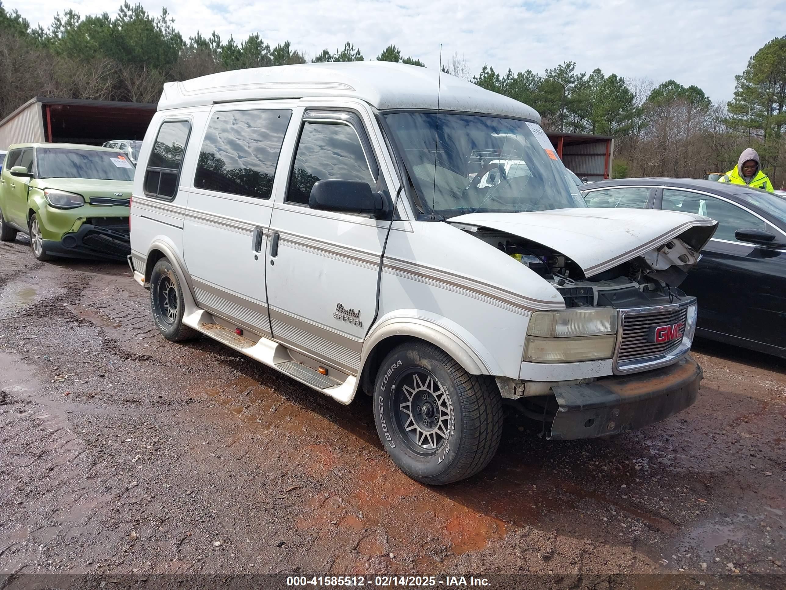 1998 GMC Safari Cargo YF7, VIN 1GDDM19W1WB517965 — Side