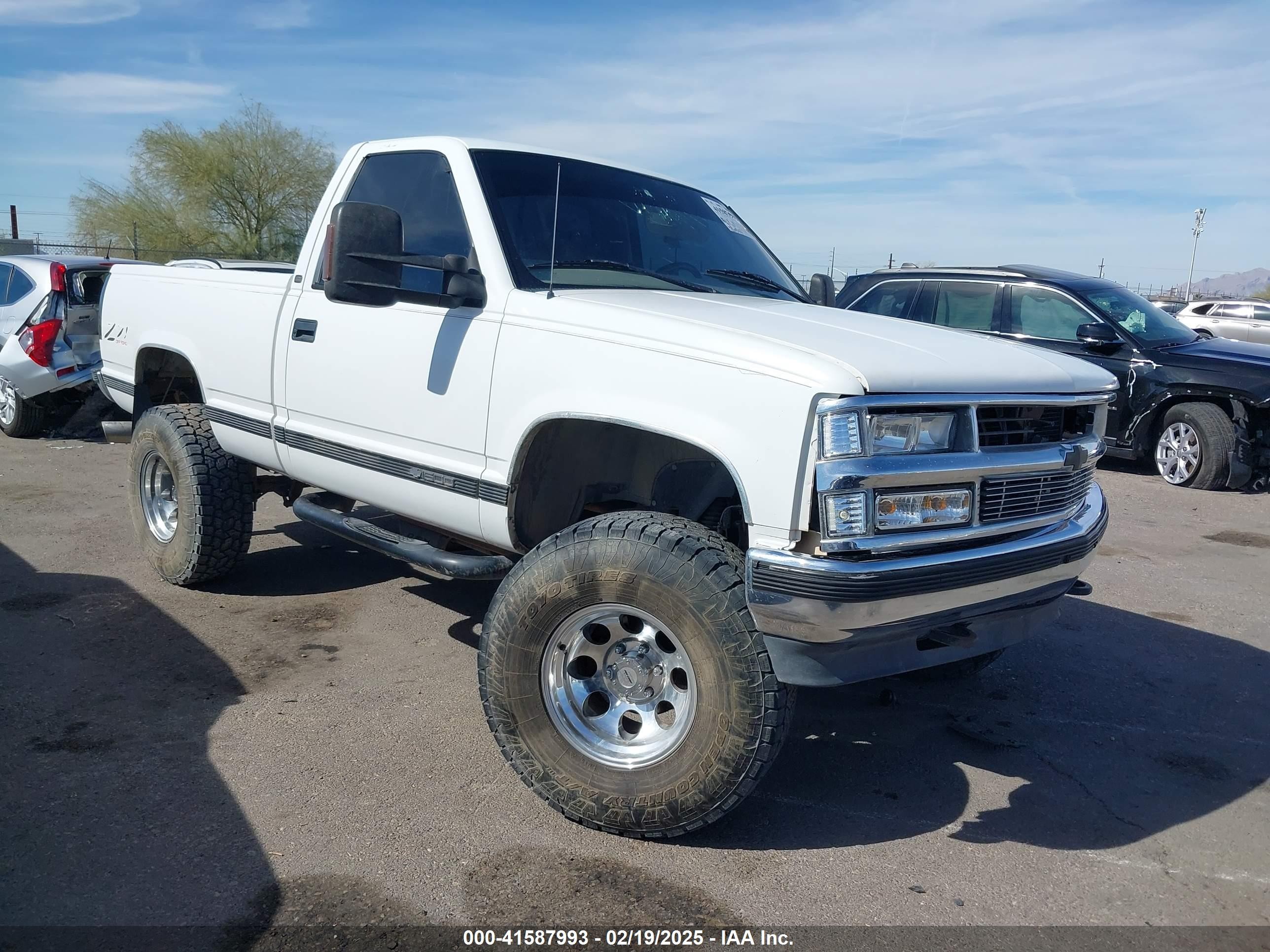1997 Chevrolet K1500, VIN 1GBEK14R2VZ192284 — Front end