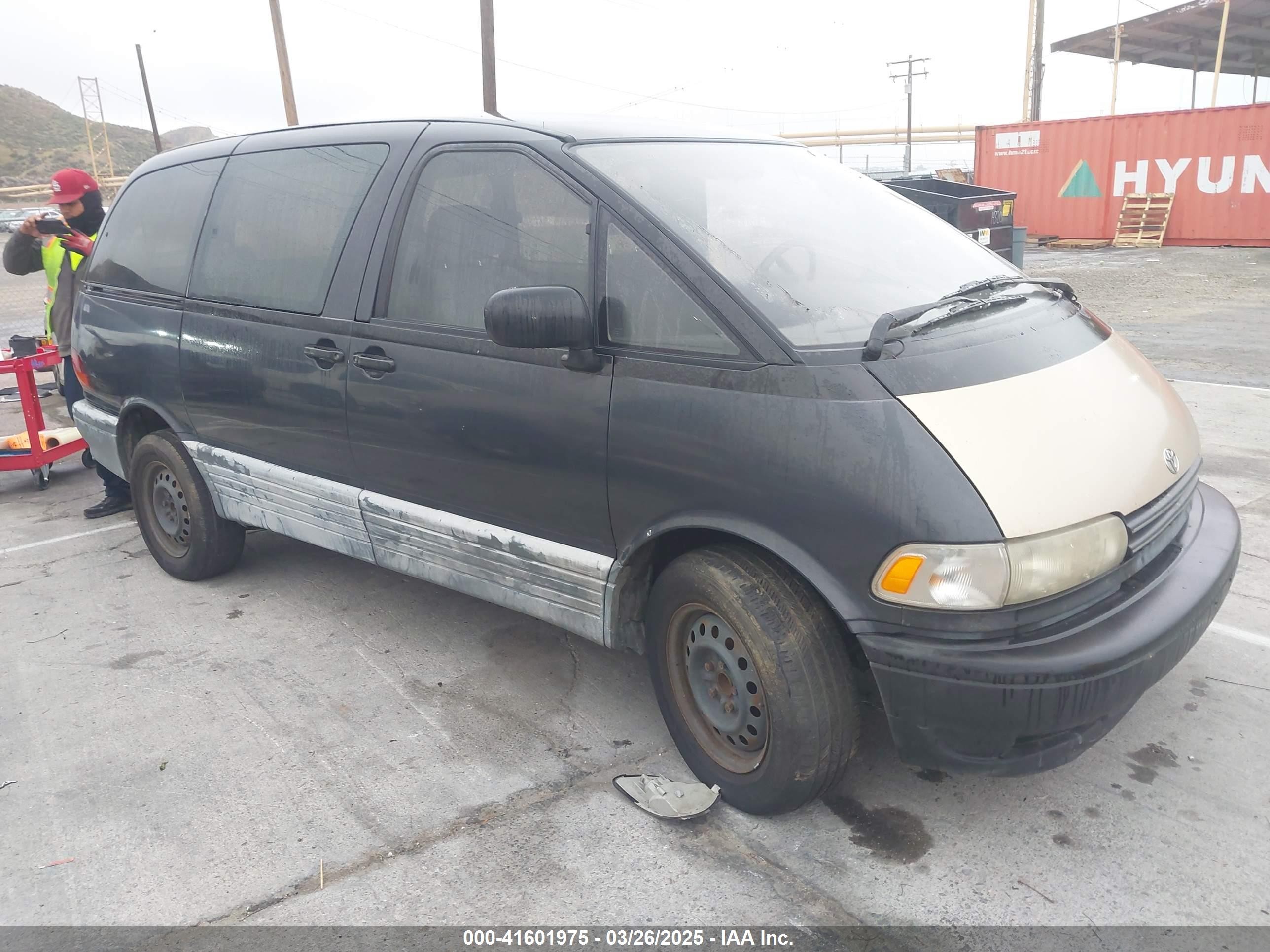 1996 Toyota Previa LE, VIN JT3GK13MXT1229706 — Front end