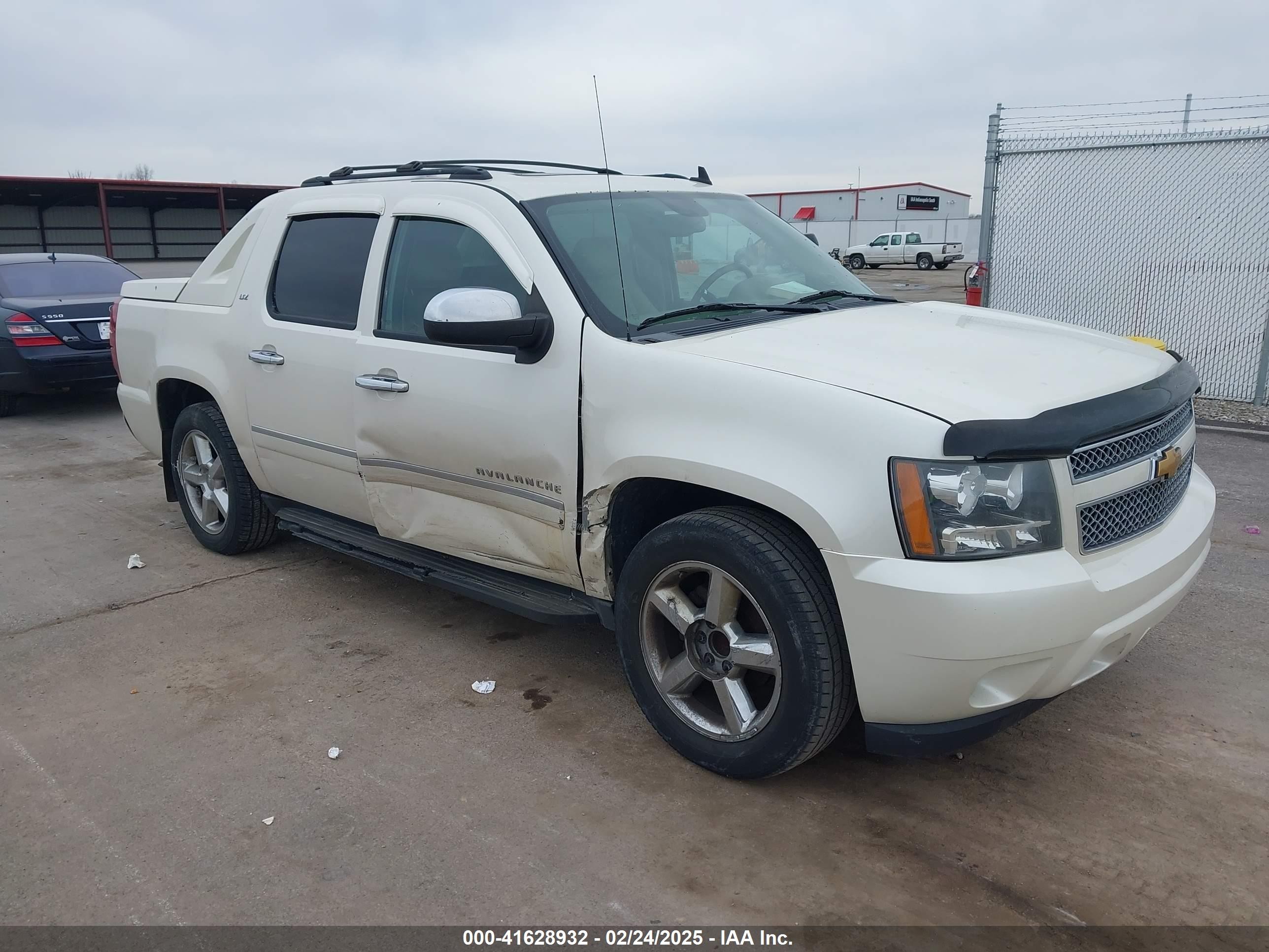2012 Chevrolet Avalanche LTZ, VIN 3GNMCGE06CG300692 — Бок