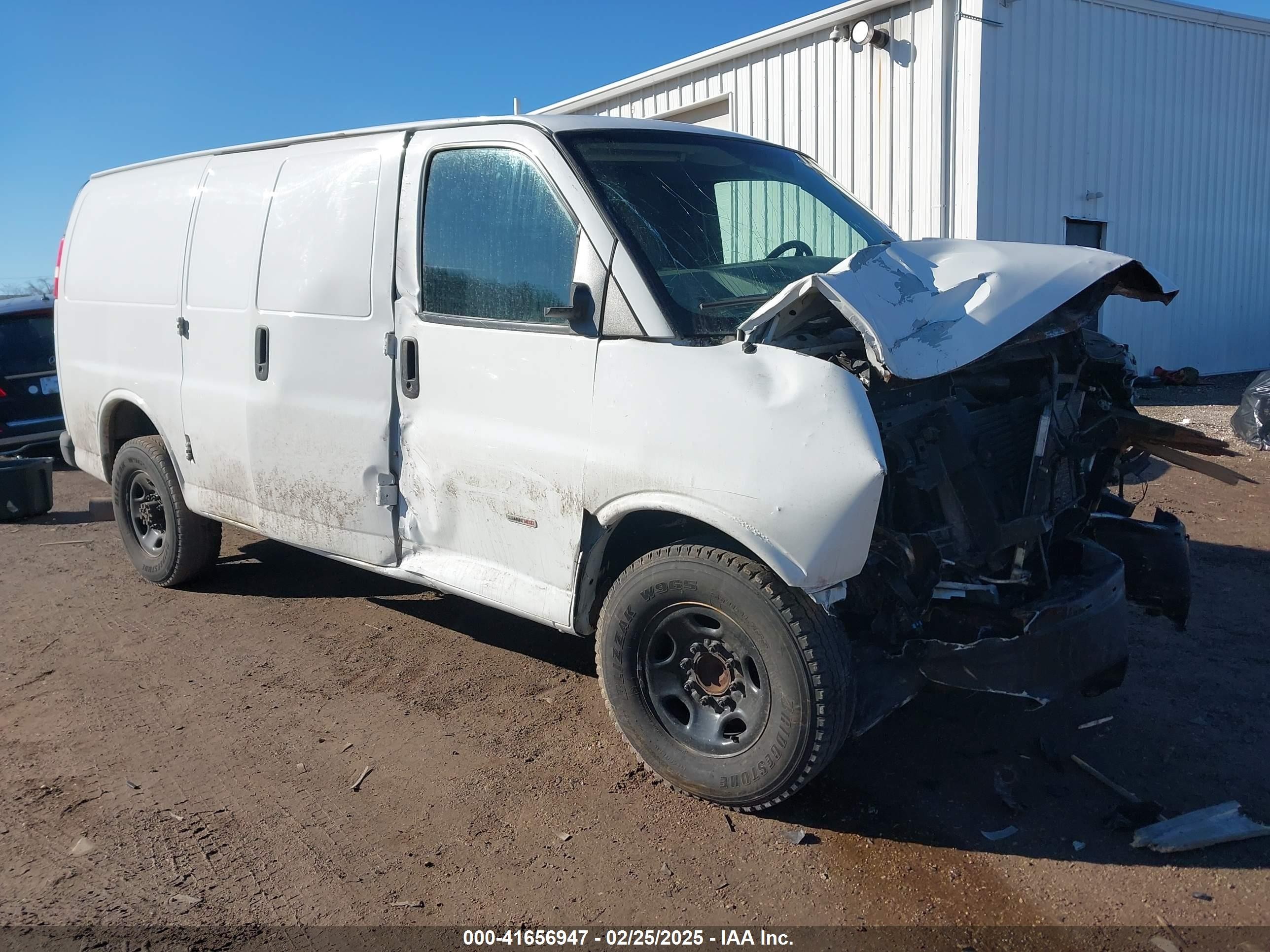 2014 GMC Savana, VIN 1GTZ7TCL0E1167132 — Front end