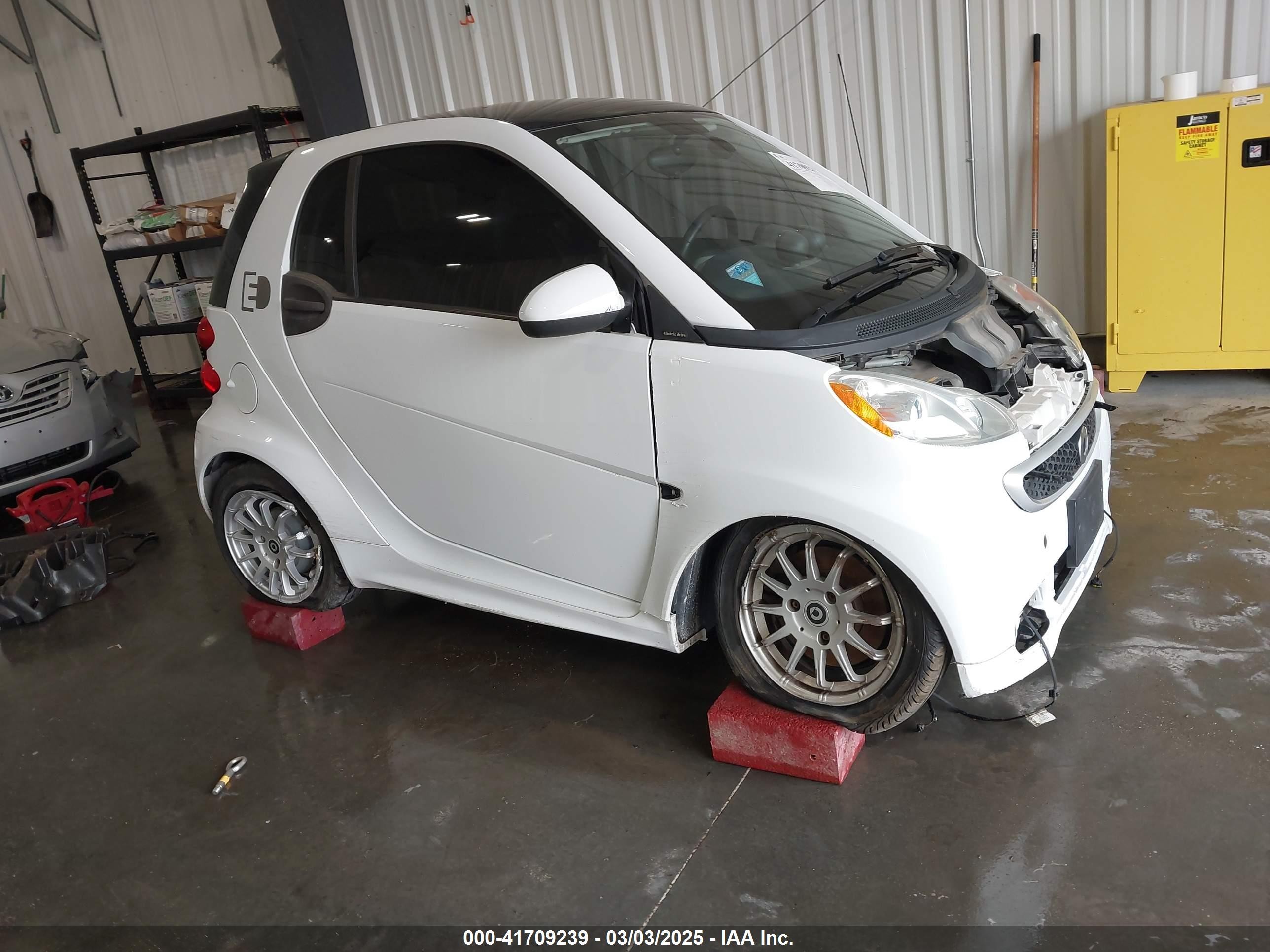 2014 Smart fortwo Passion, VIN WMEEJ9AA1EK729572 — Днище