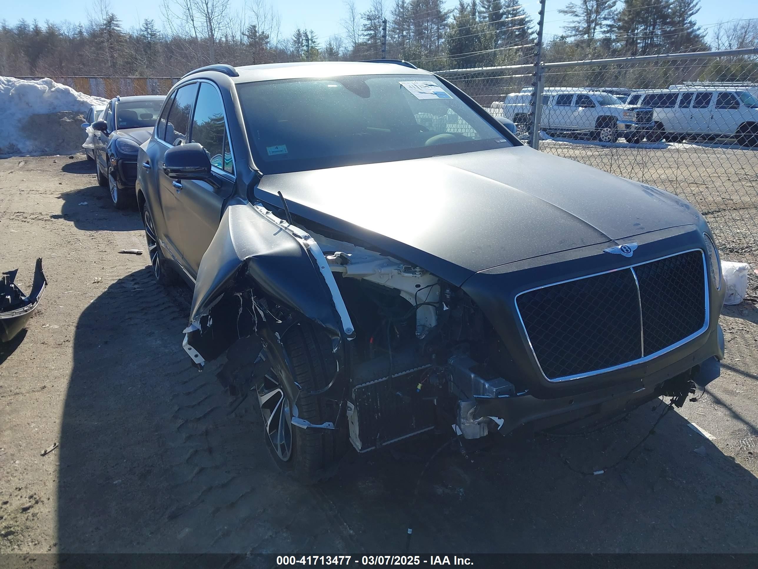 2019 Bentley Bentayga V8, VIN SJAAM2ZV9KC024576 — Front end