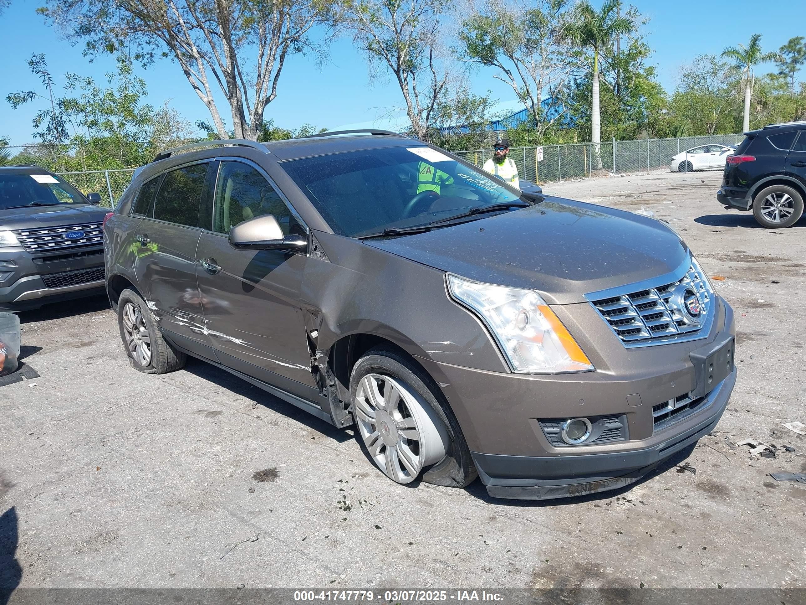 2014 Cadillac SRX Luxury Collection, VIN 3GYFNEE3XES587233 — Auction photo 1 of 18