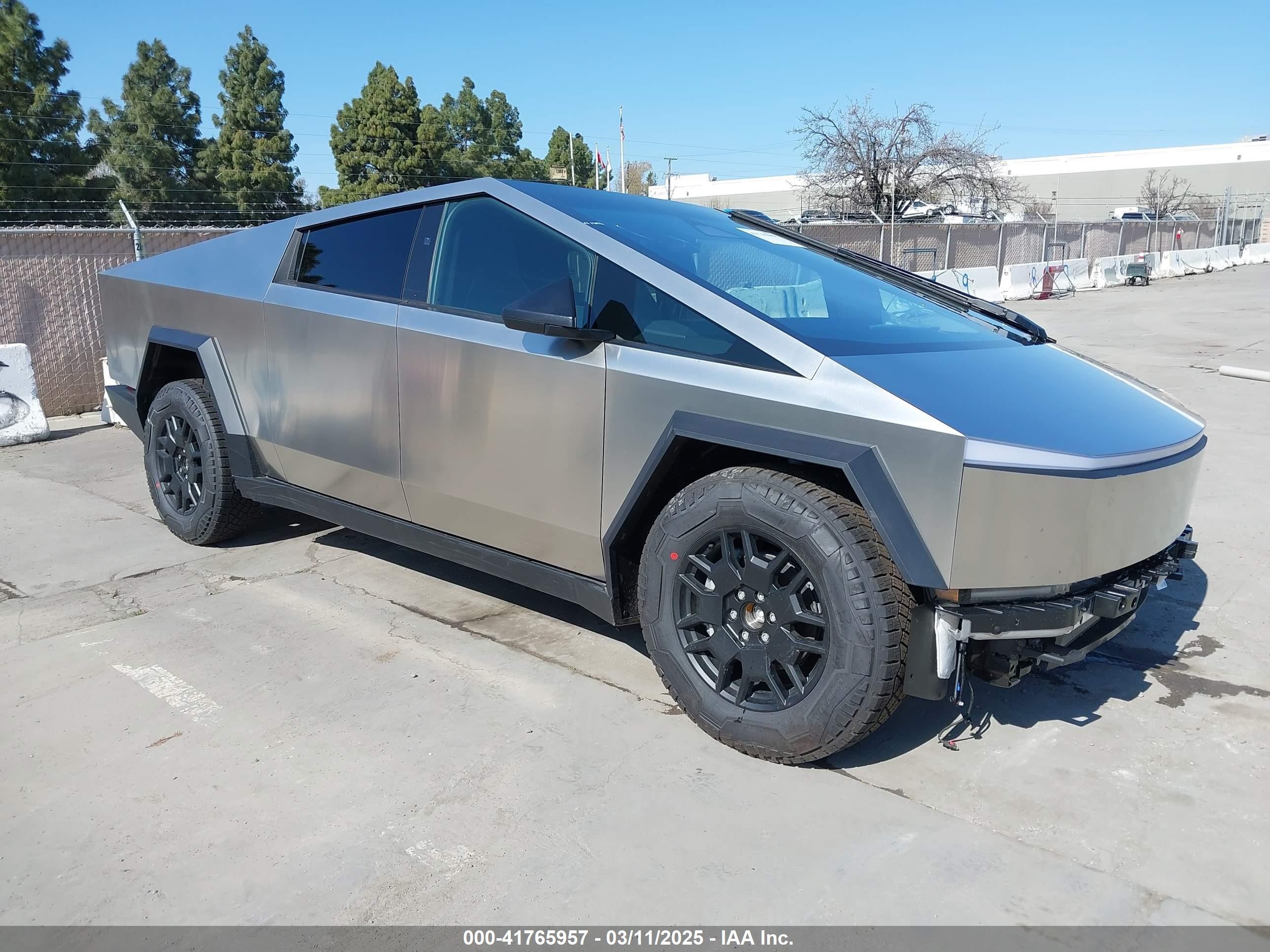 2025 Tesla Cybertruck, VIN 7G2CEHED1SA060070 — Front end