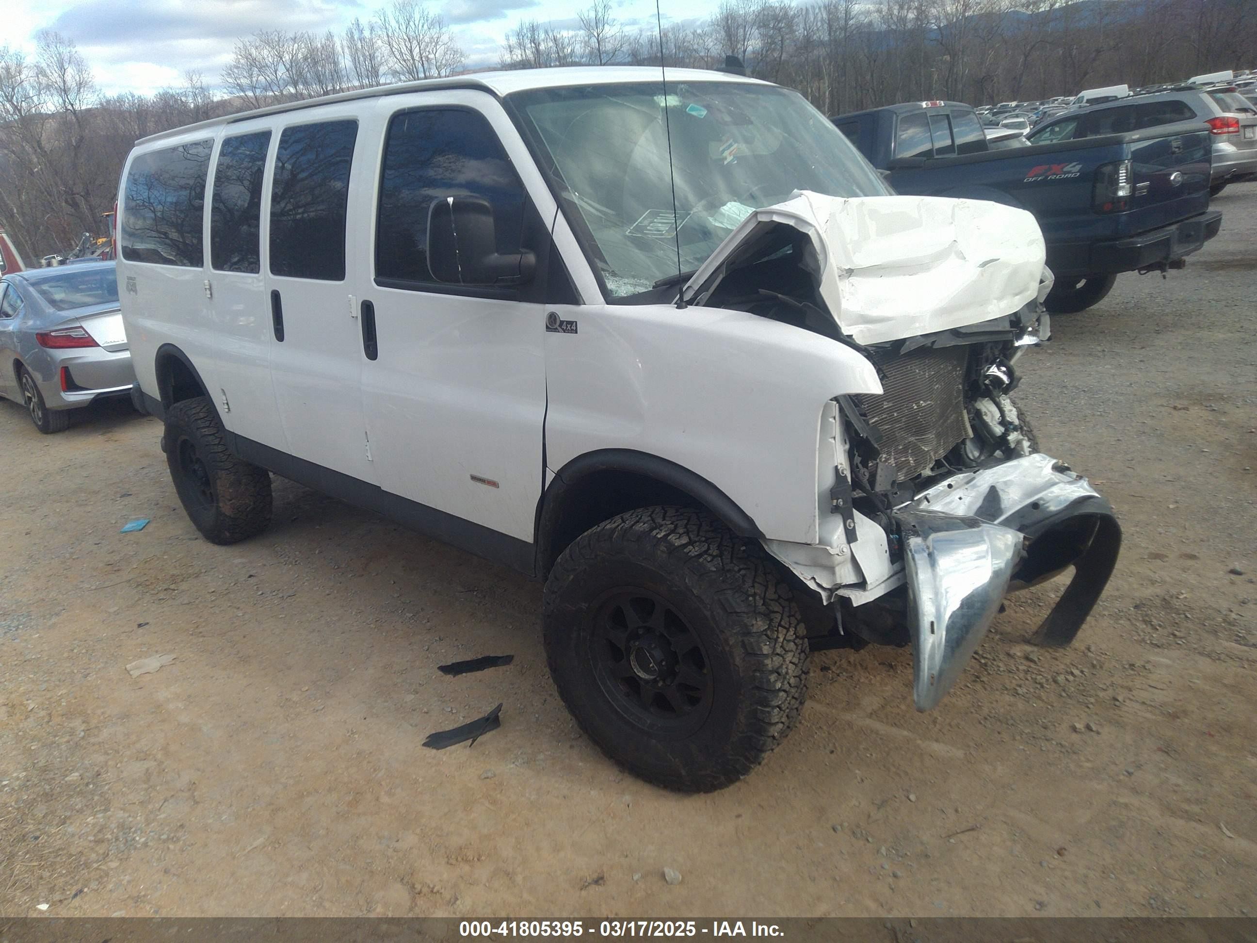 2020 Chevrolet Express Passenger, VIN 1GAWGFF14L1153609 — Front end