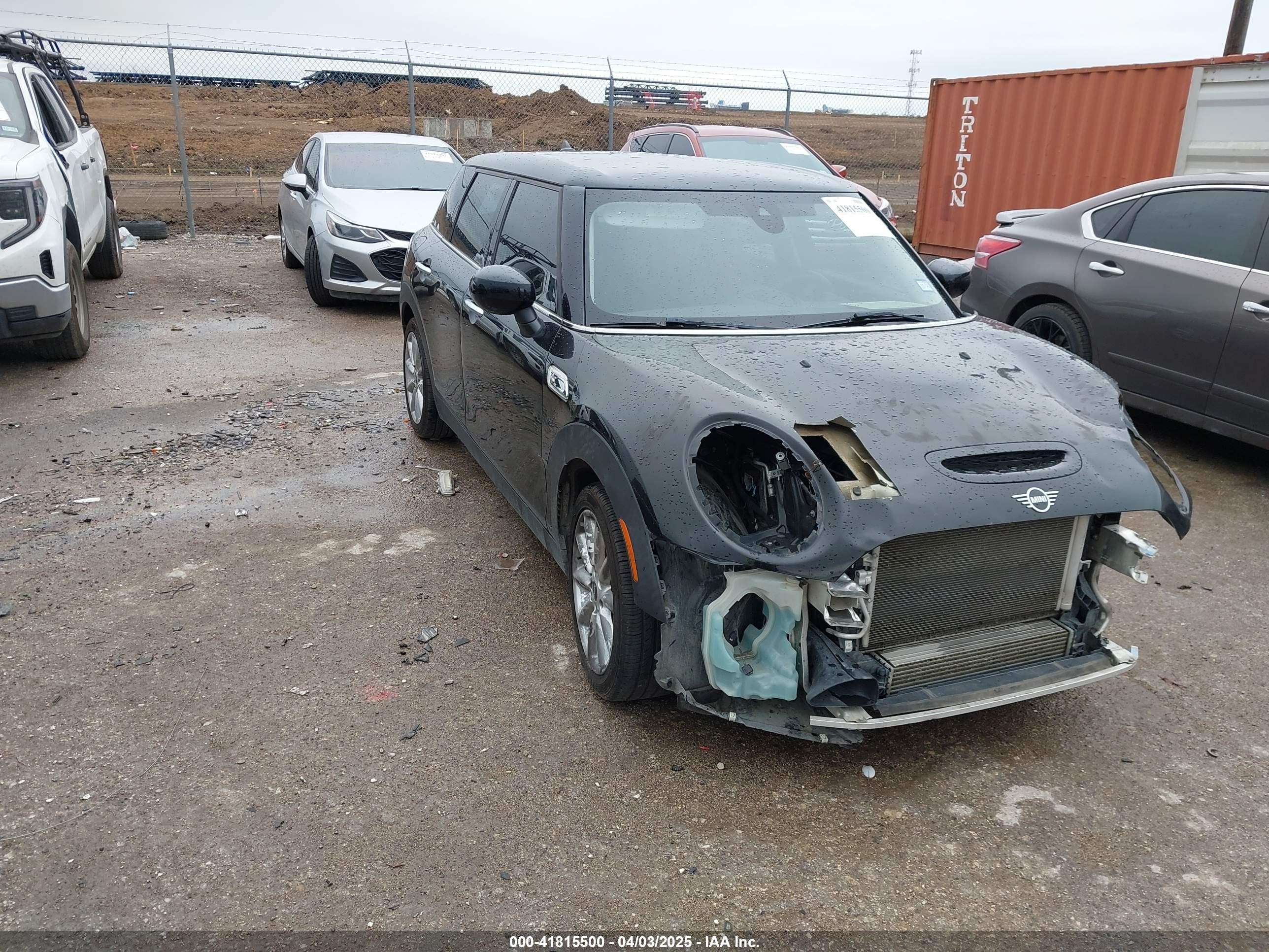 2021 MINI Clubman Cooper S, VIN WMWLV7C06M2N88853 — Front end