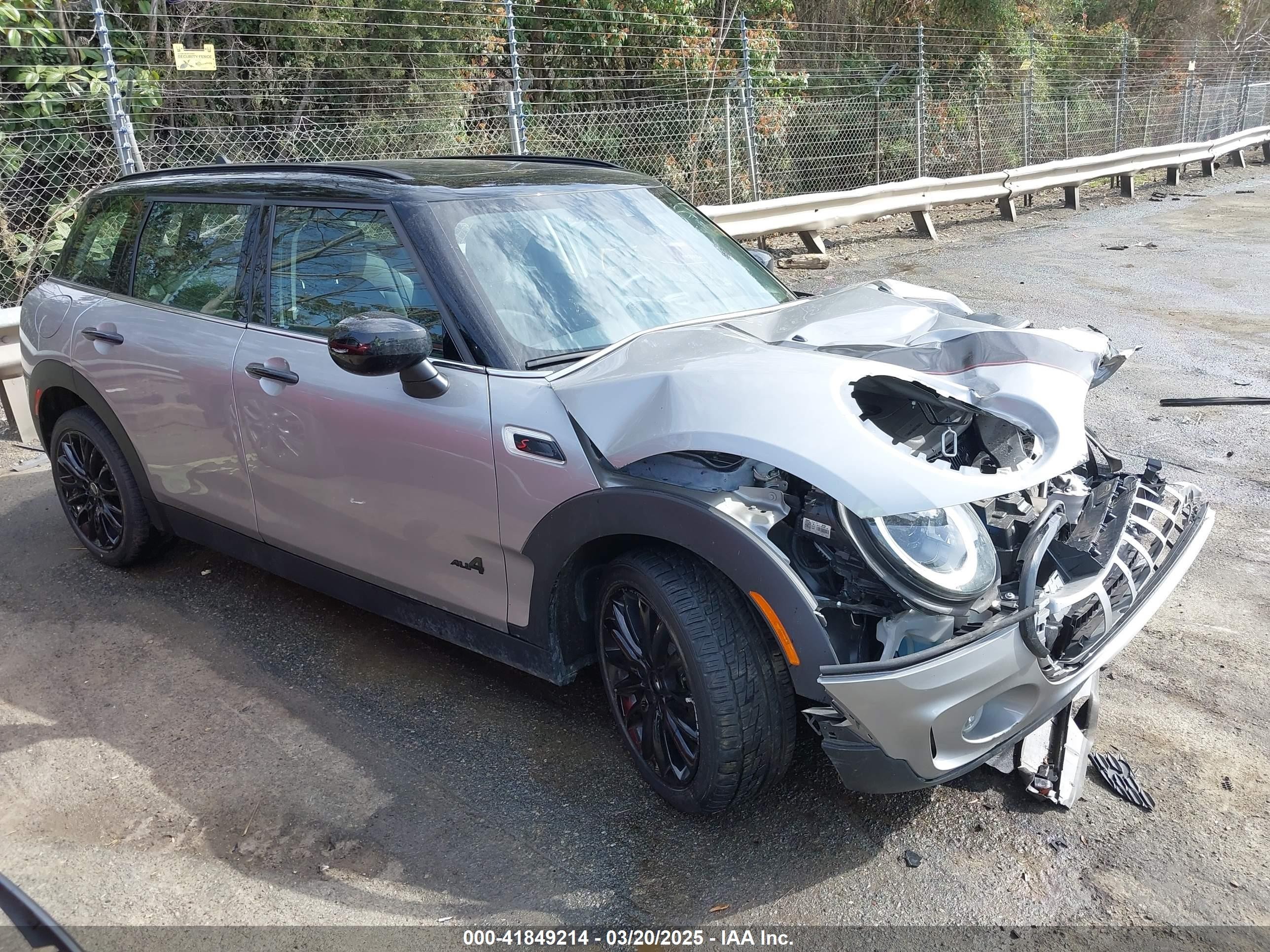 2024 MINI Clubman Cooper S, VIN WMWXJ1C01R2U67732 — Перед