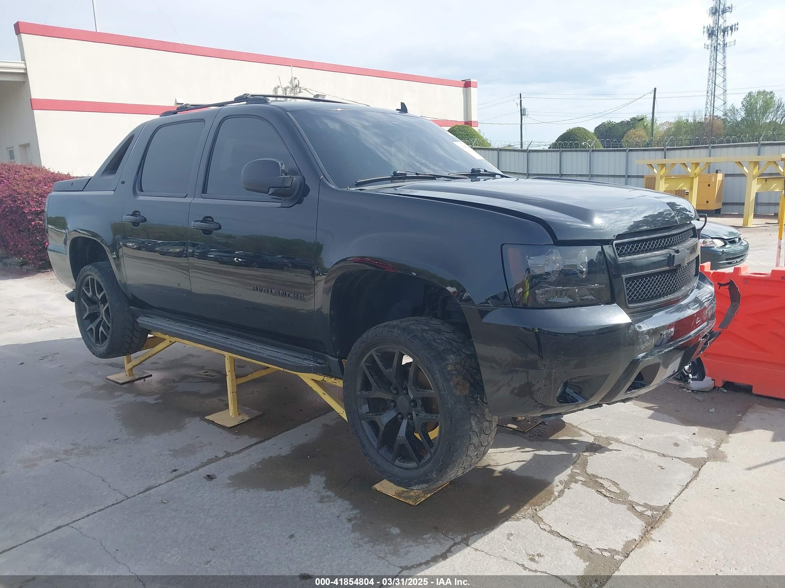 2011 Chevrolet Avalanche LT, VIN 3GNTKFE35BG256847 — Front end
