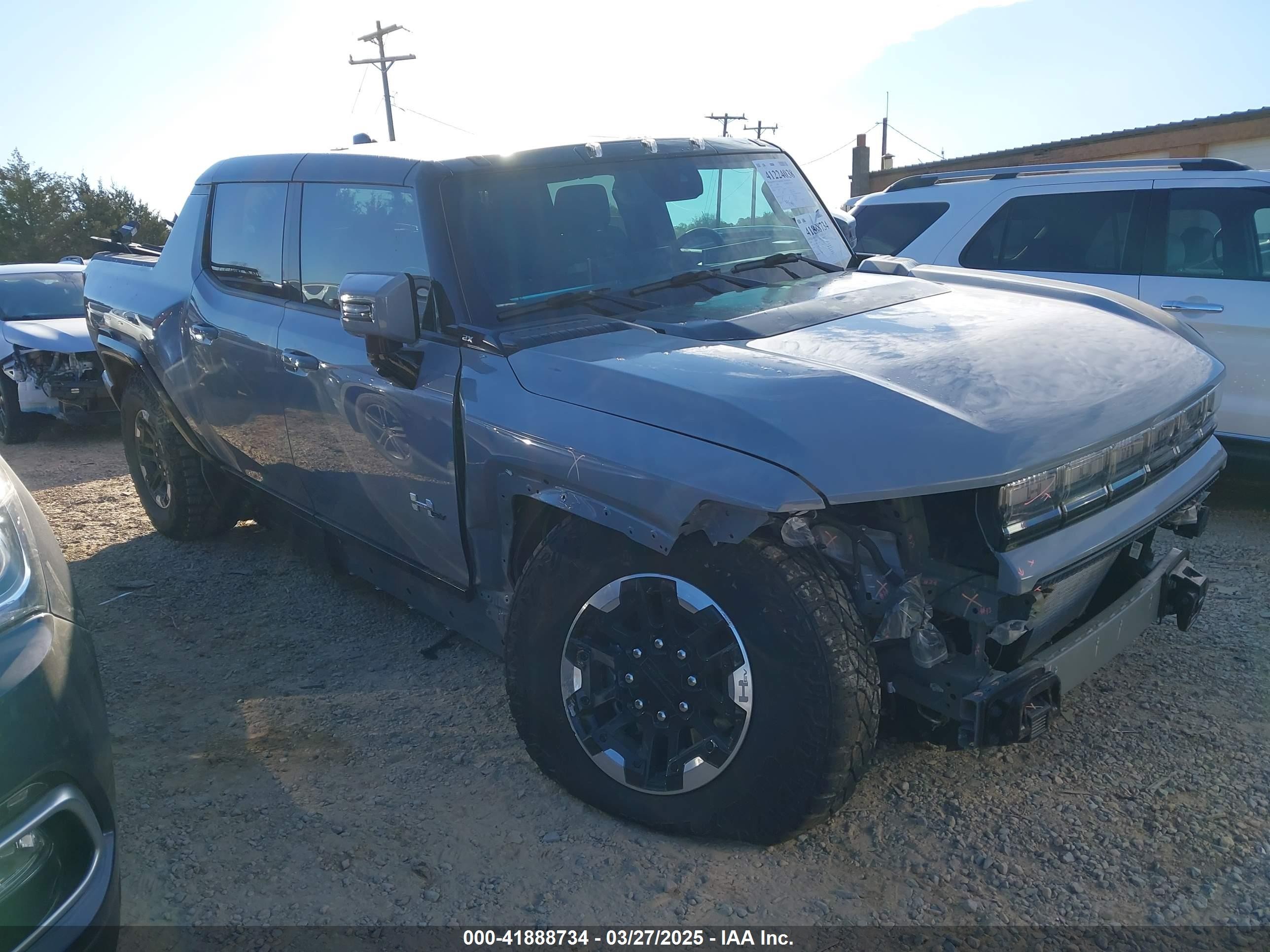 2024 GMC HUMMER EV Pickup 2X, VIN 1GT10BDD7RU111244 — Front end
