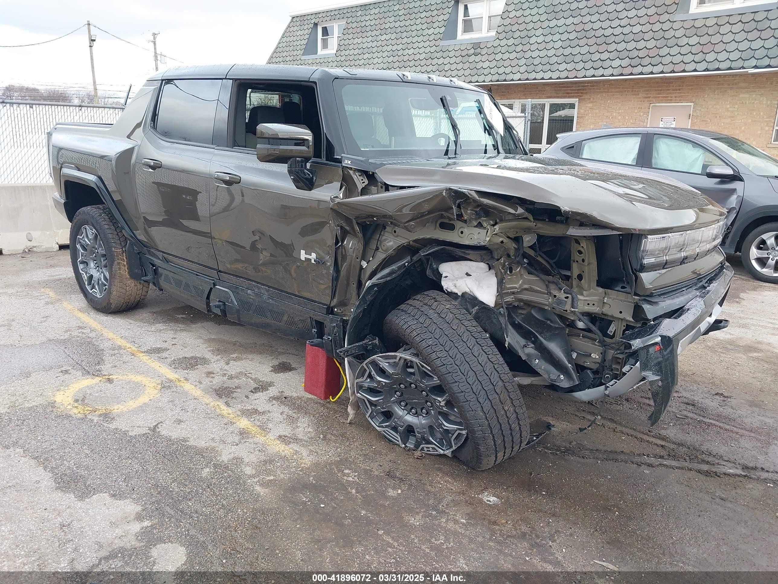 2024 GMC HUMMER EV Pickup 3X, VIN 1GT10DDB2RU113168 — Front end