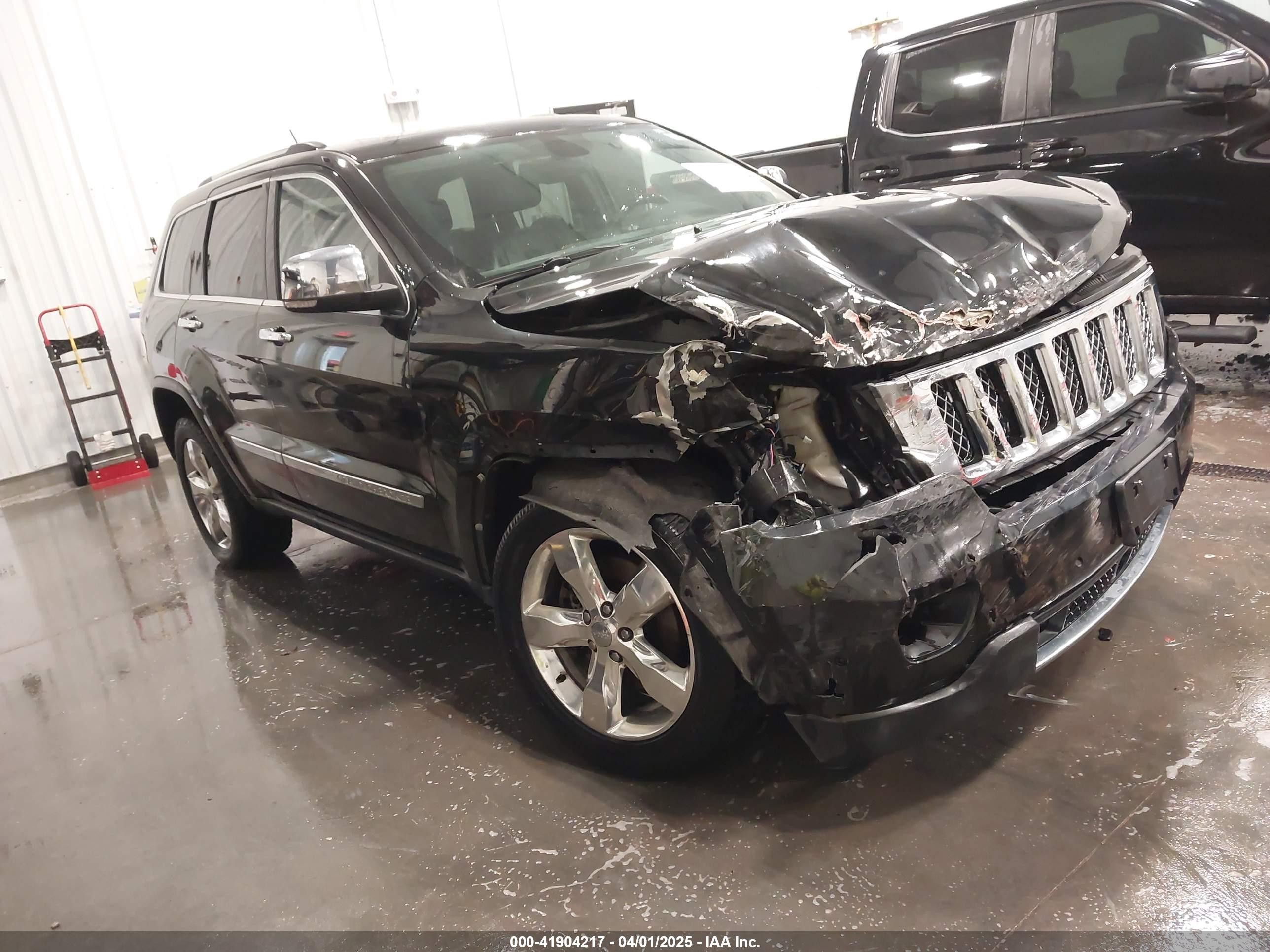 2013 Jeep Grand Cherokee Overland, VIN 1C4RJFCT9DC568376 — Front end