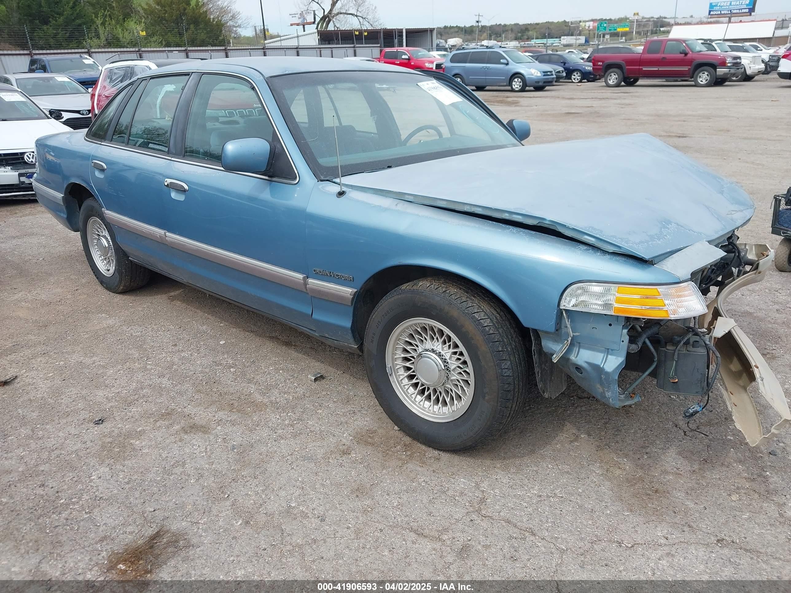 1994 Ford Crown Victoria LX, VIN 2FALP74WXRX201795 — Front end