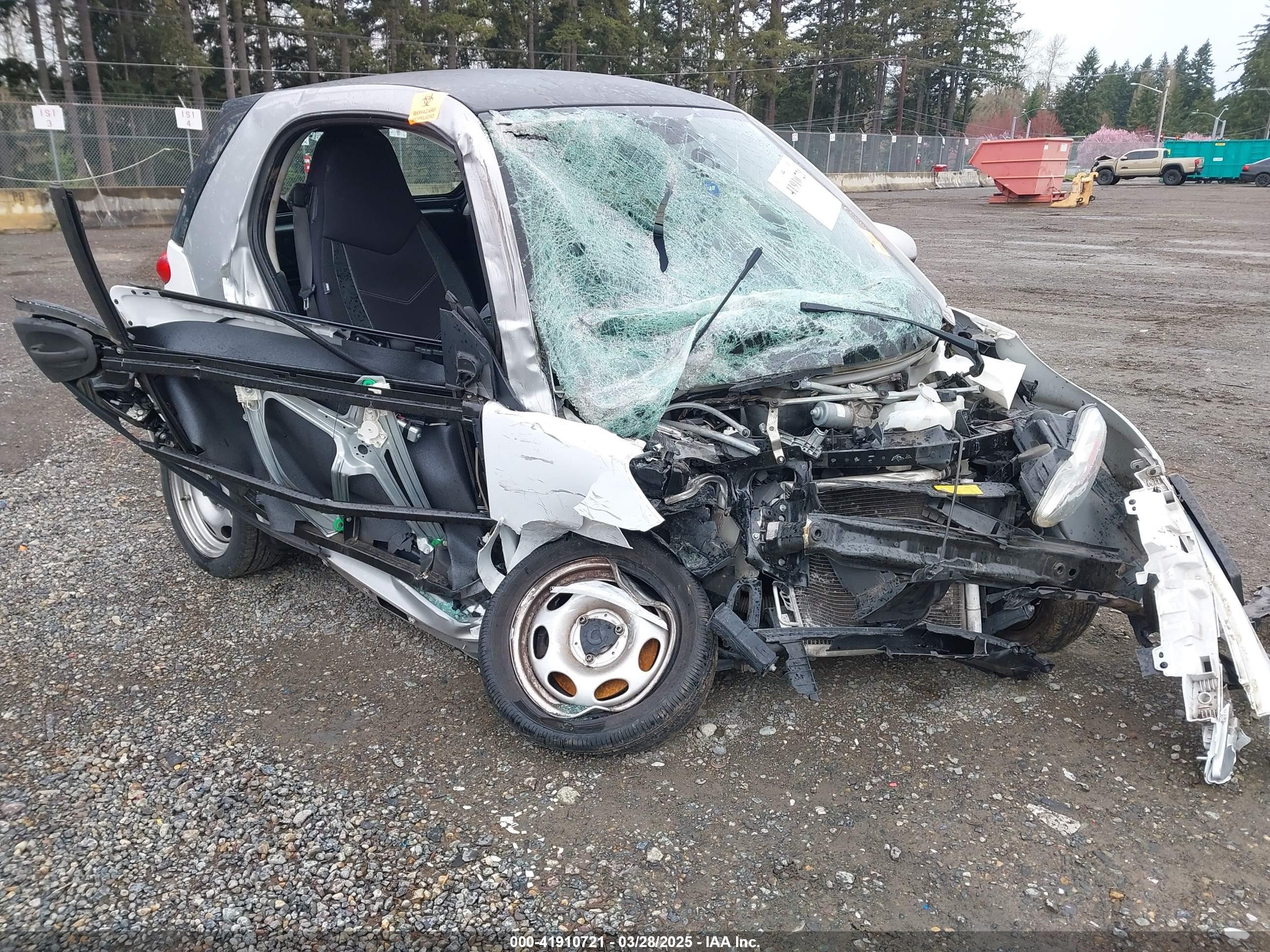 2012 Smart fortwo Pure, VIN WMEEJ3BA3CK573365 — Front end