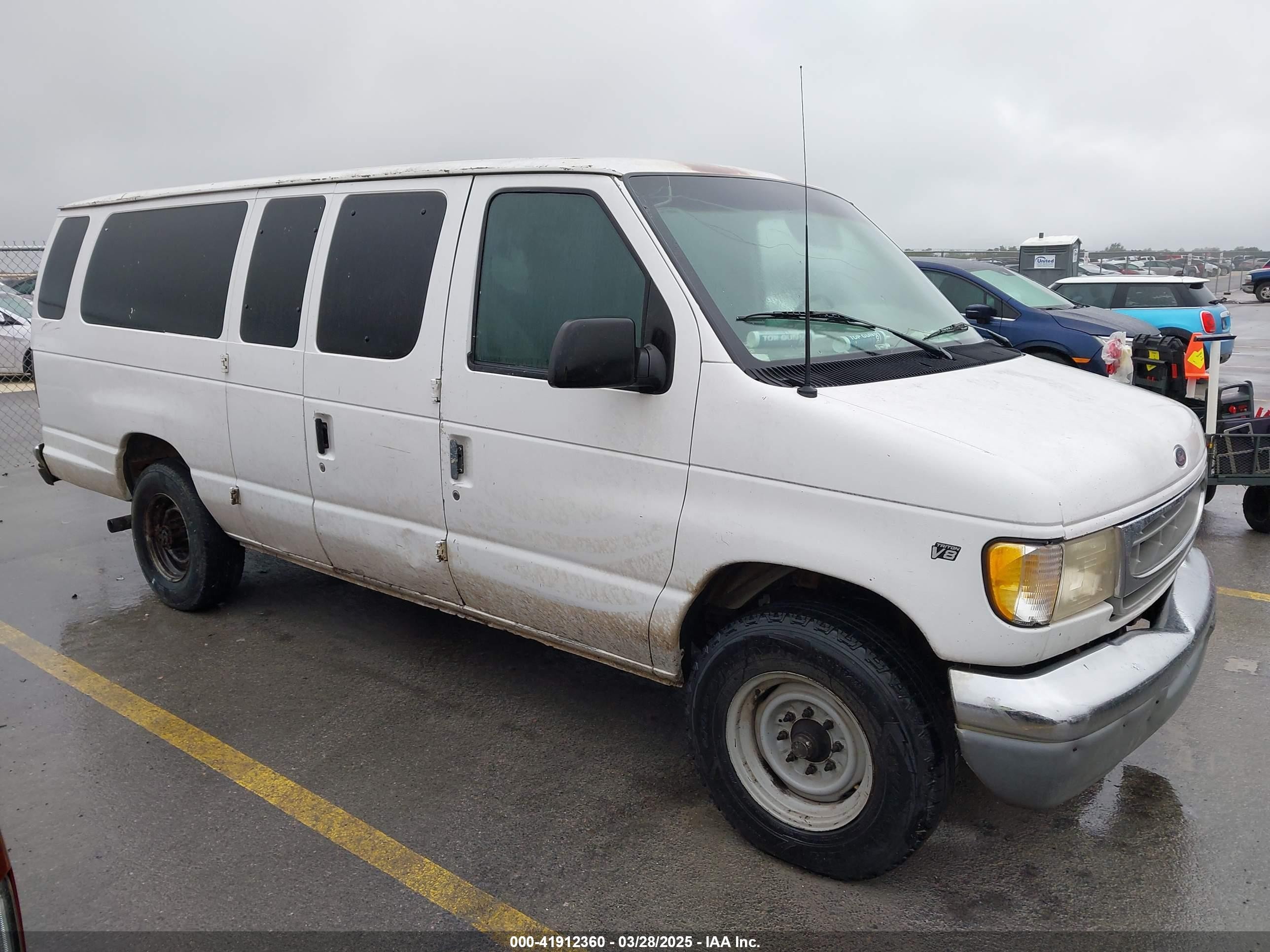 1998 Ford Econoline Wagon XL, VIN 1FBSS31L4WHB74004 — Front end