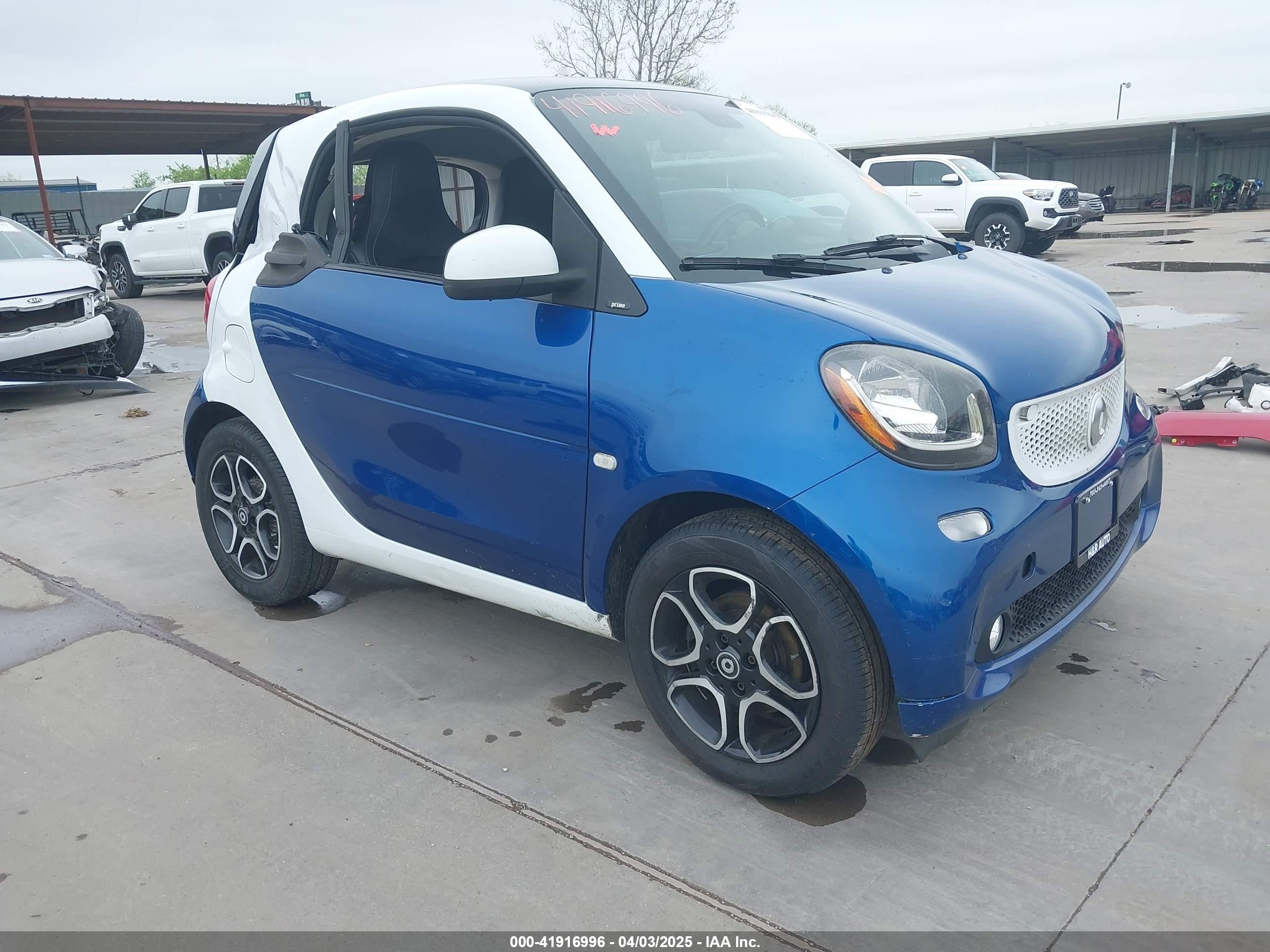 2016 Smart fortwo Passion, VIN WMEFJ5DA4GK060886 — Side