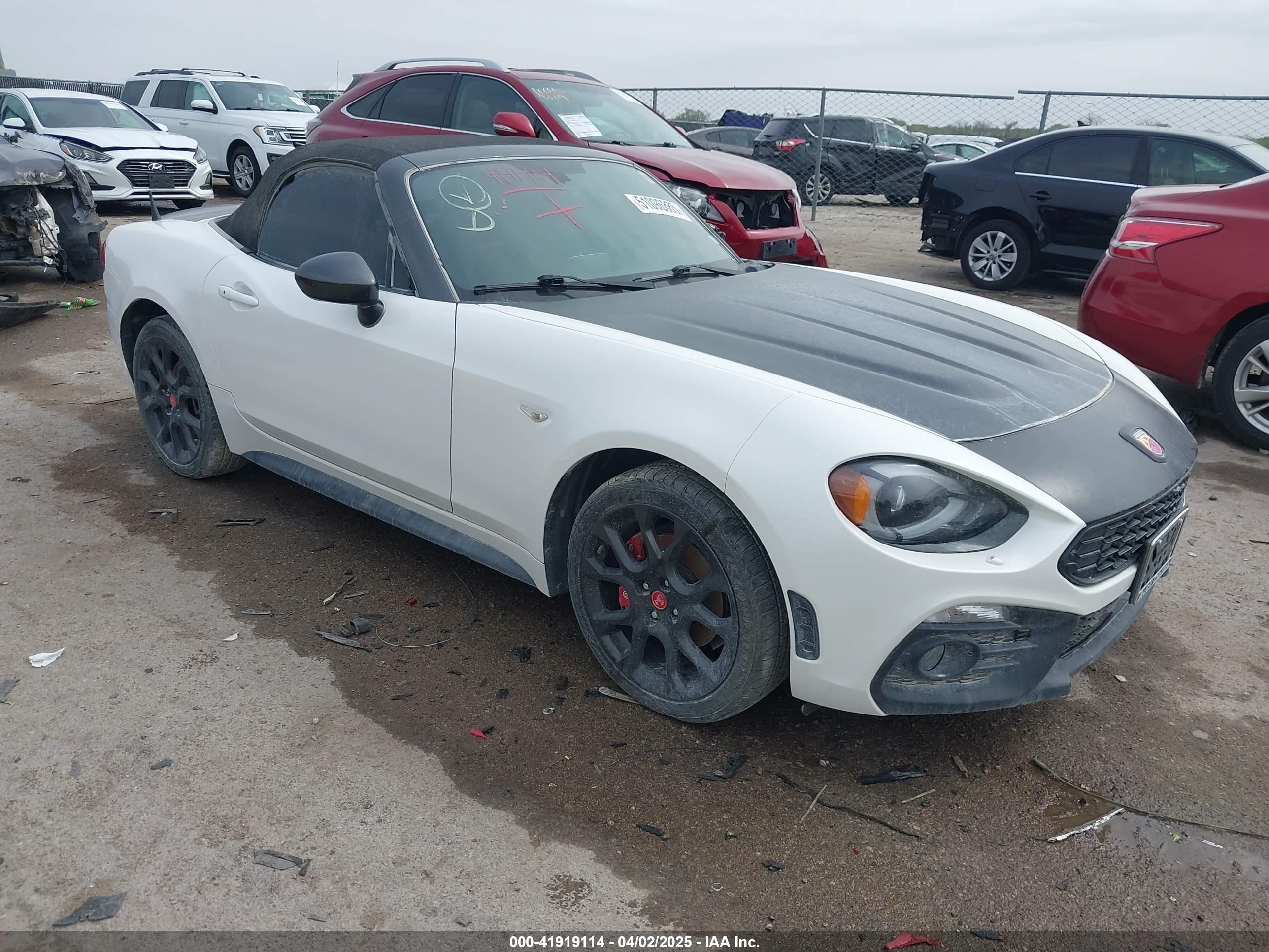 2018 FIAT 124 Spider Classica, VIN JC1NFAEK7J0138623 — Side