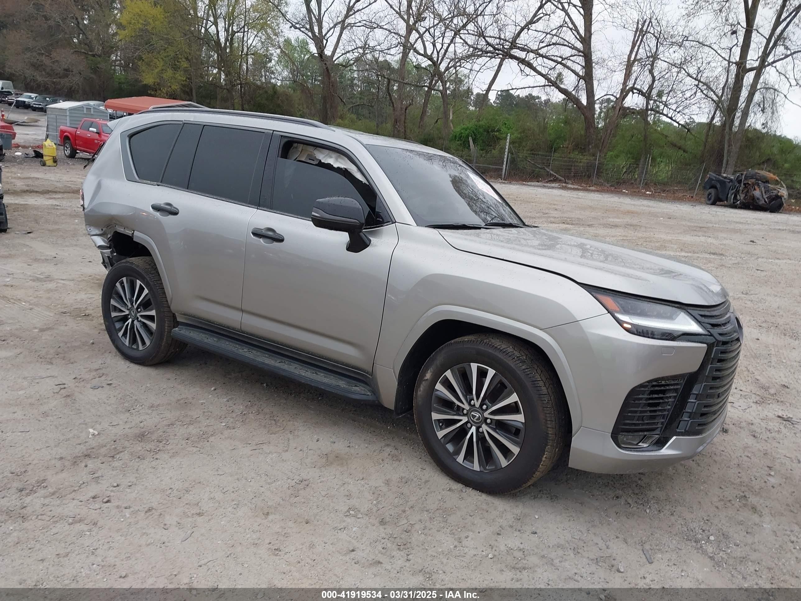 2024 Lexus LX LX 600 Premium, VIN JTJAB7CX9R4051192 — Бок