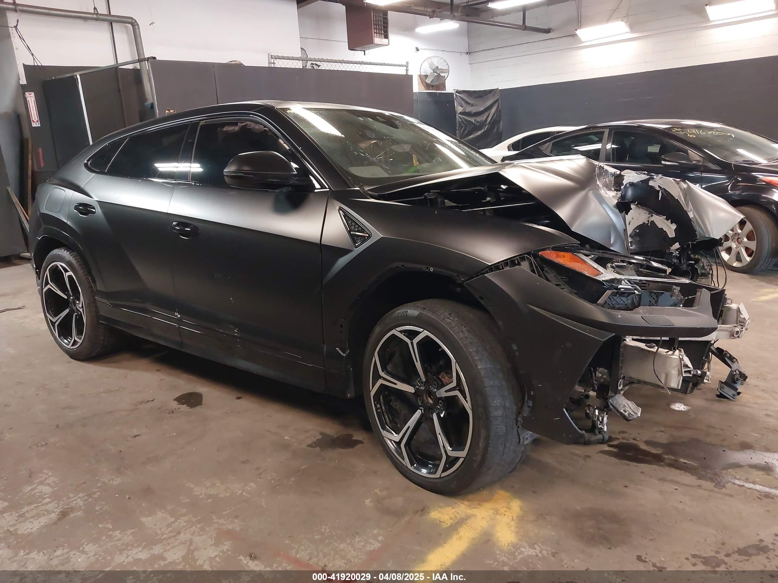 2019 Lamborghini Urus, VIN ZPBUA1ZL4KLA03222 — Бок