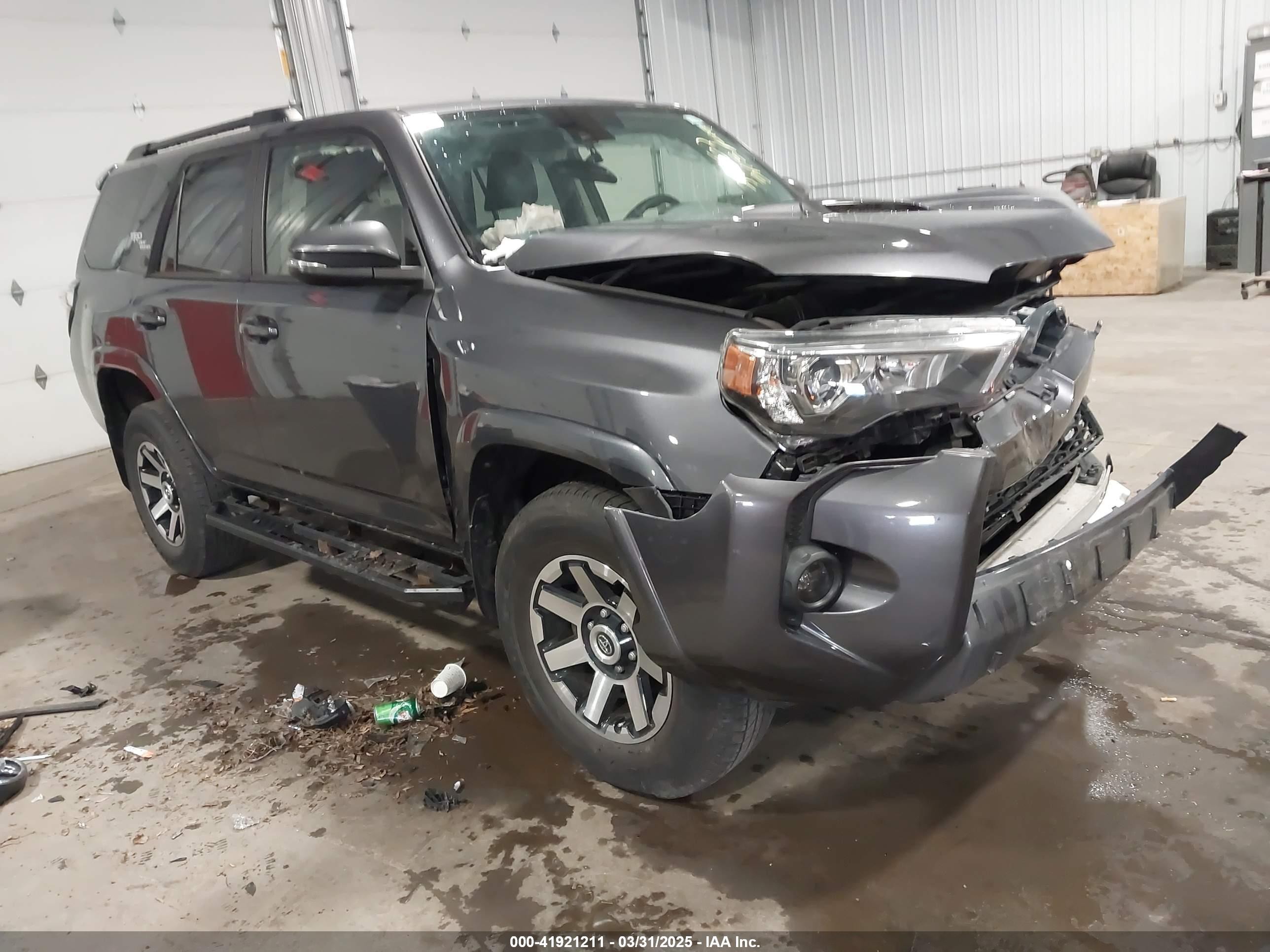 2021 Toyota 4Runner TRD Off Road Premium, VIN JTERU5JR6M5892569 — Front end