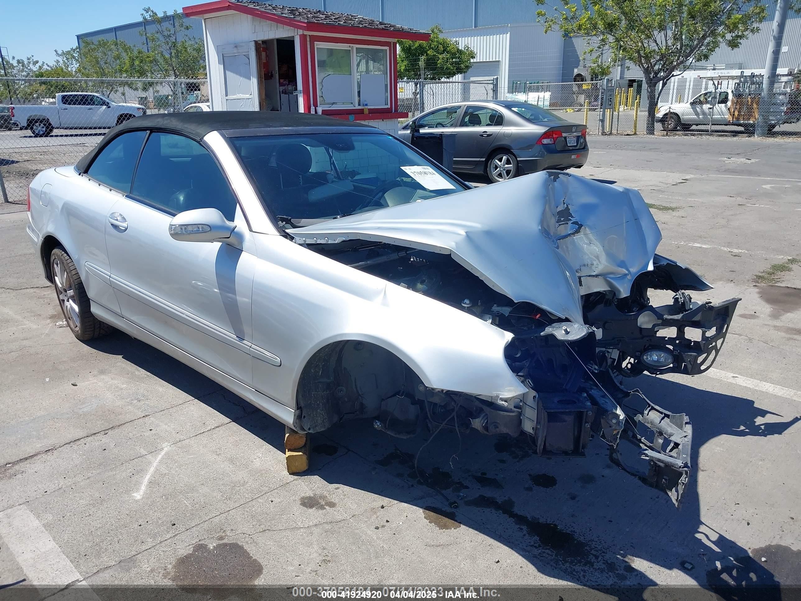 2007 Mercedes-Benz CLK 350, VIN WDBTK56F57T080788 — Front end