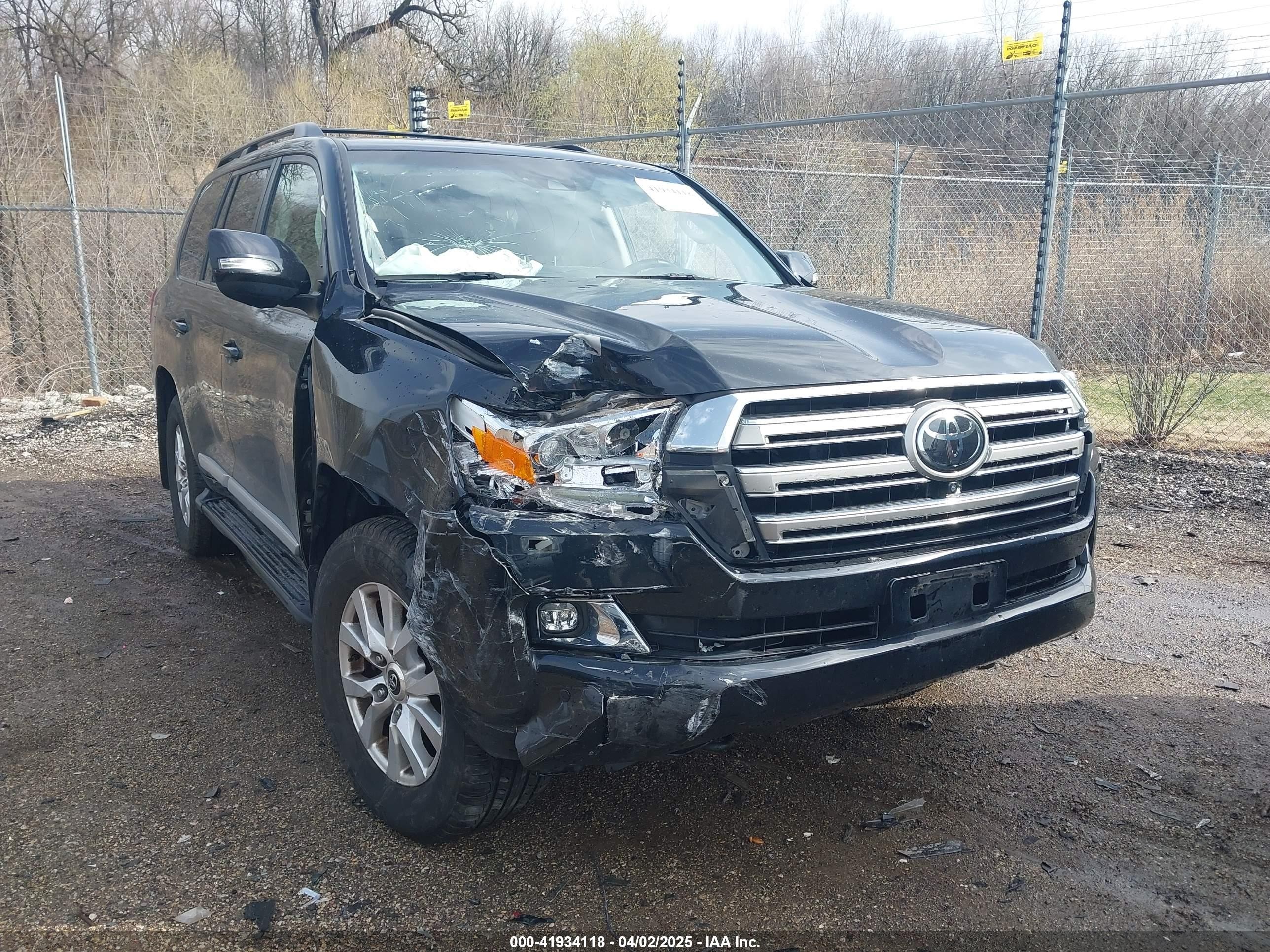 2019 Toyota Land Cruiser, VIN JTMCY7AJ0K4085486 — Front end