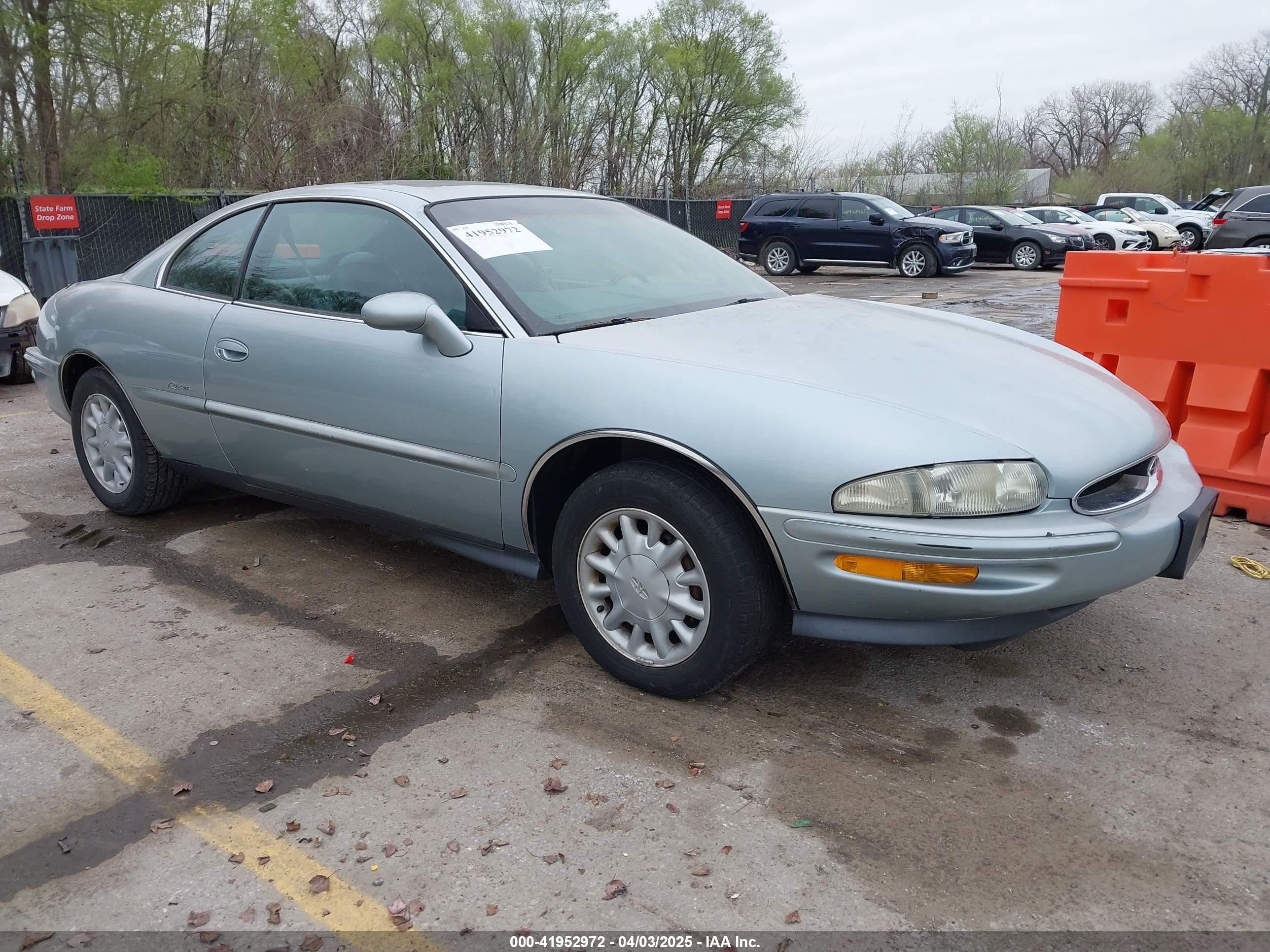1995 Buick Riviera, VIN 1G4GD2218S4723512 — Normal wear