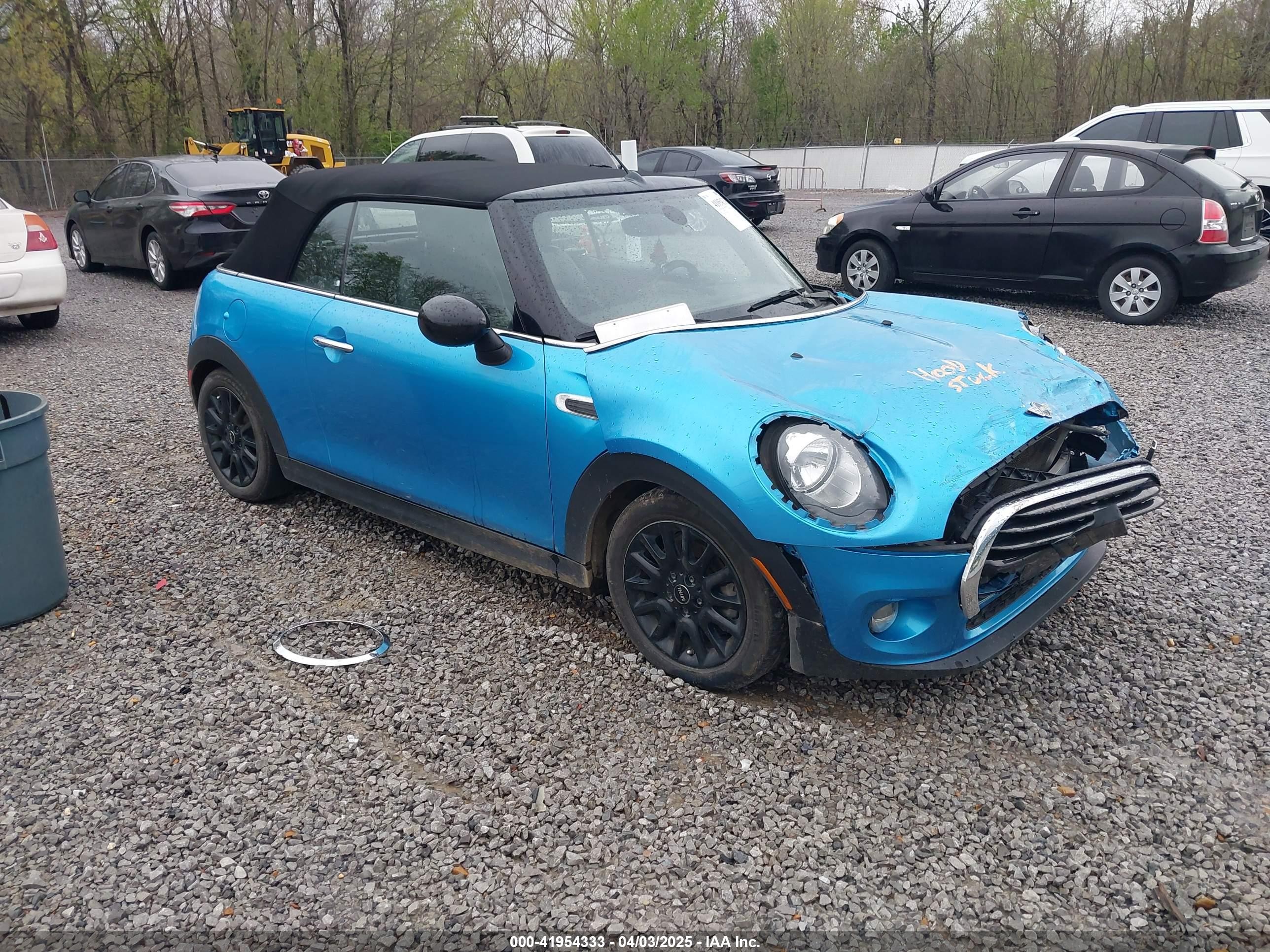 2016 MINI Convertible, VIN WMWWG5C52G3A81084 — Перед